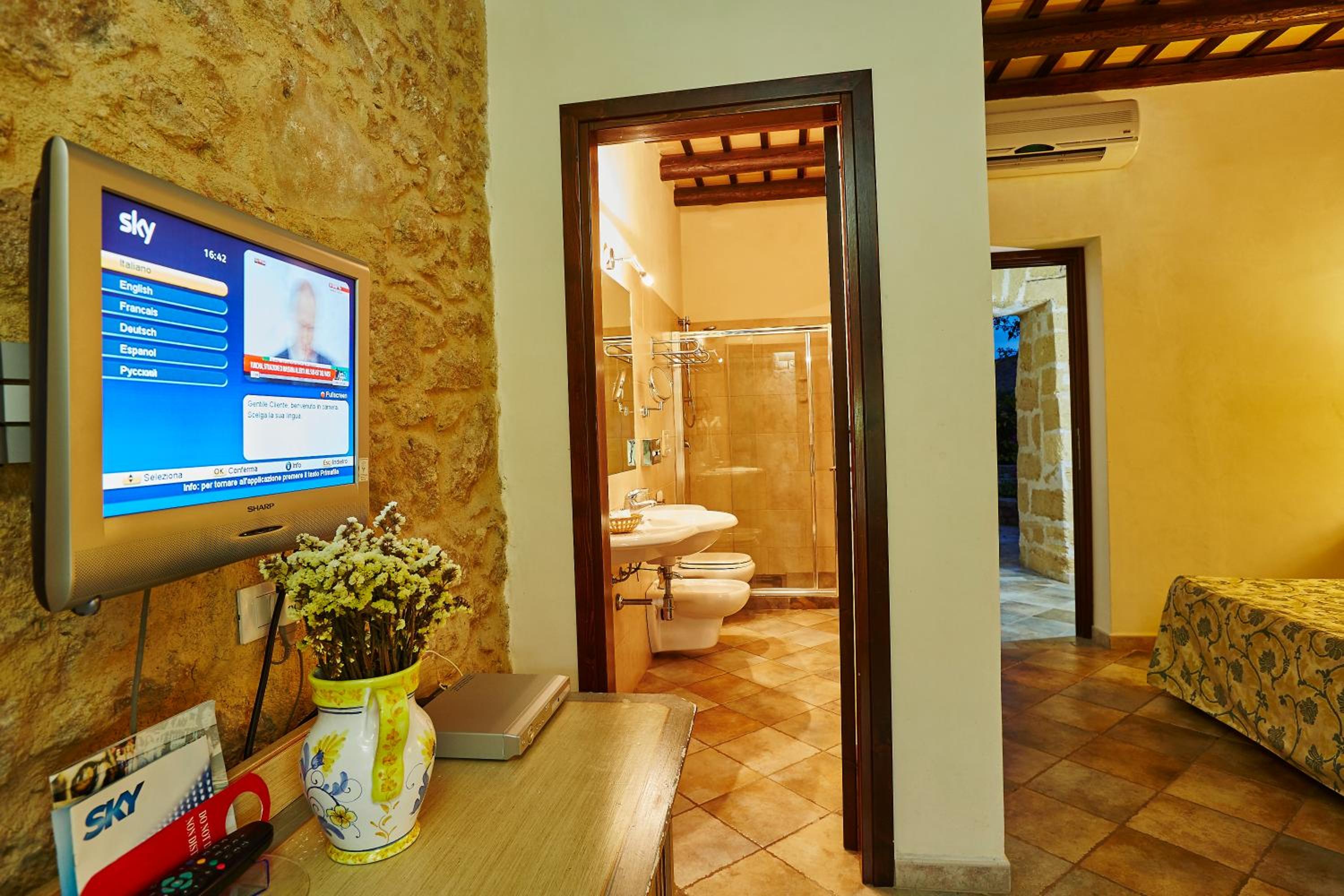 Deluxe Double or Twin Room photo 2