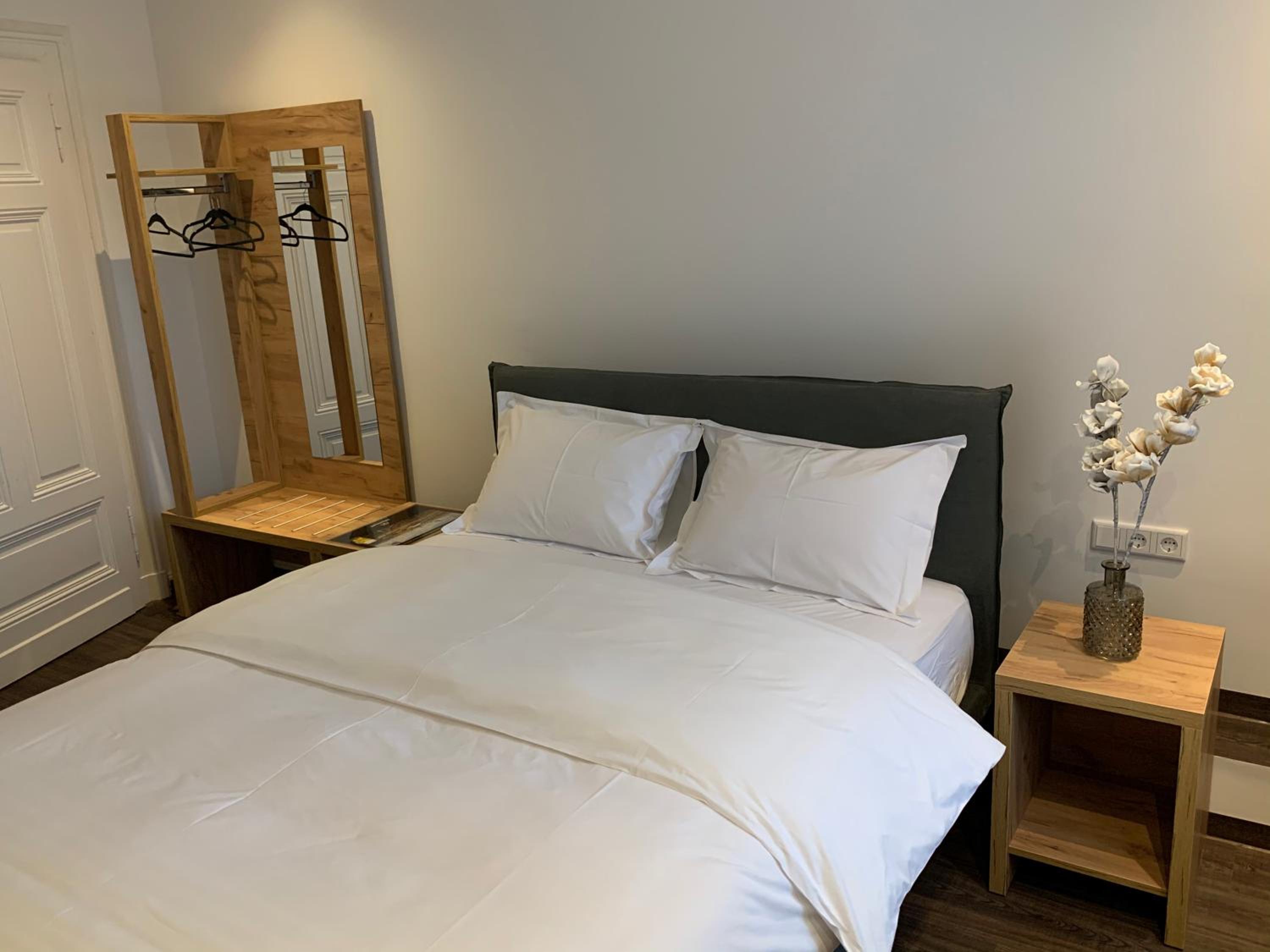 Double Room with Private Bathroom - Photo 12