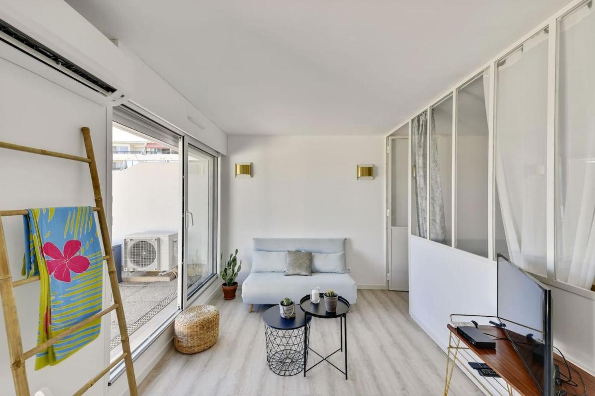 One-Bedroom Apartment photo 1