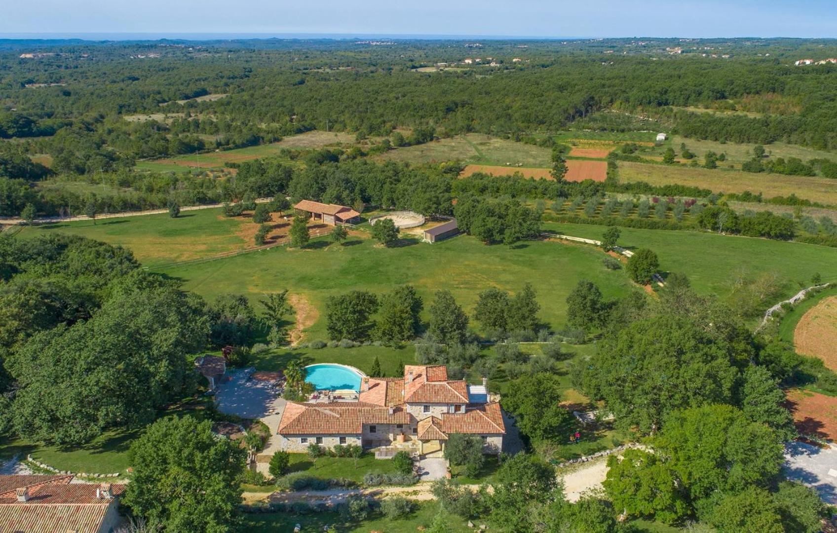 Eight-Bedroom House photo 3