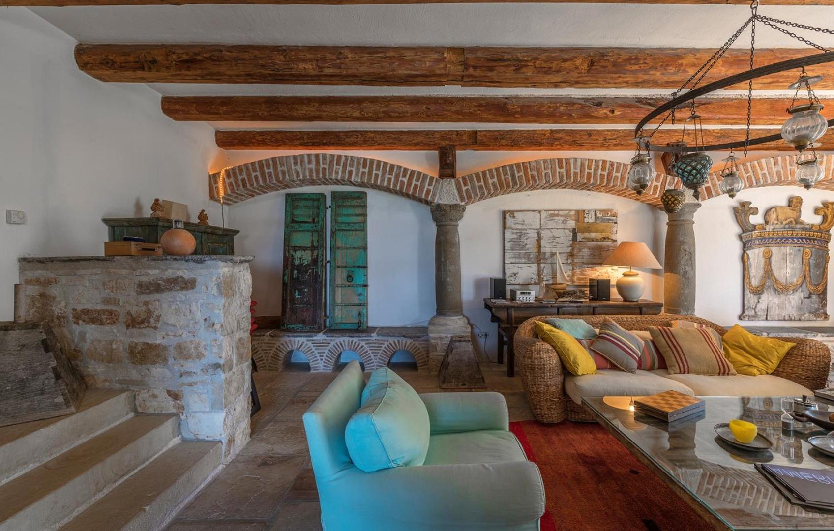 Eight-Bedroom House photo 1