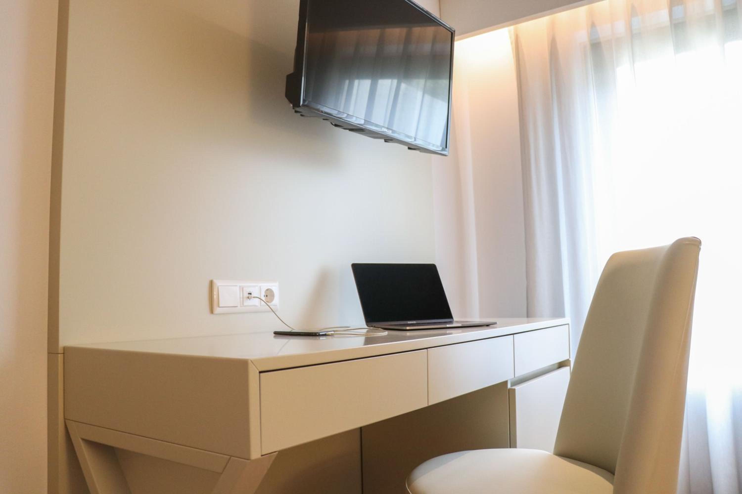 Double or Twin Room with Free Parking - Photo 4