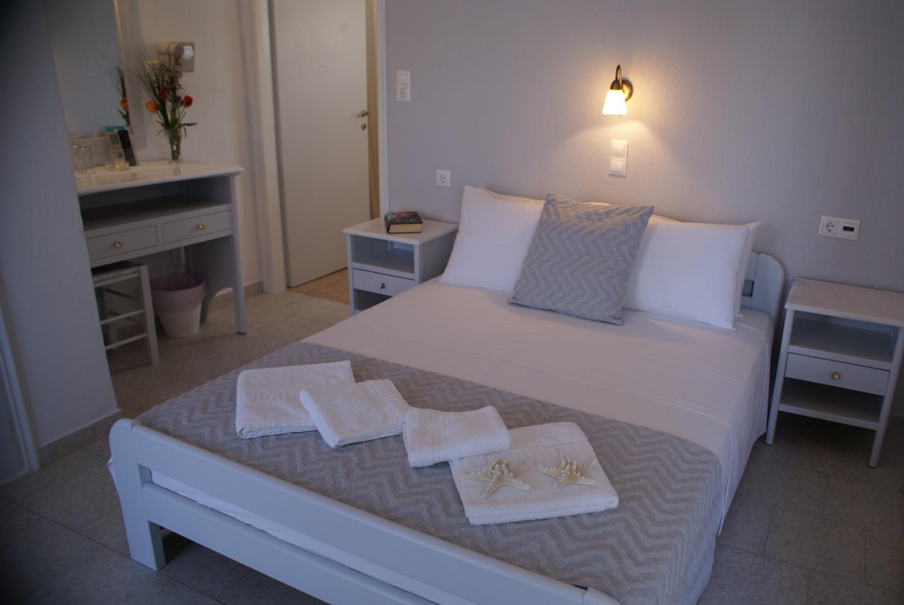 Double or Twin Room with Side Sea View - Photo 10