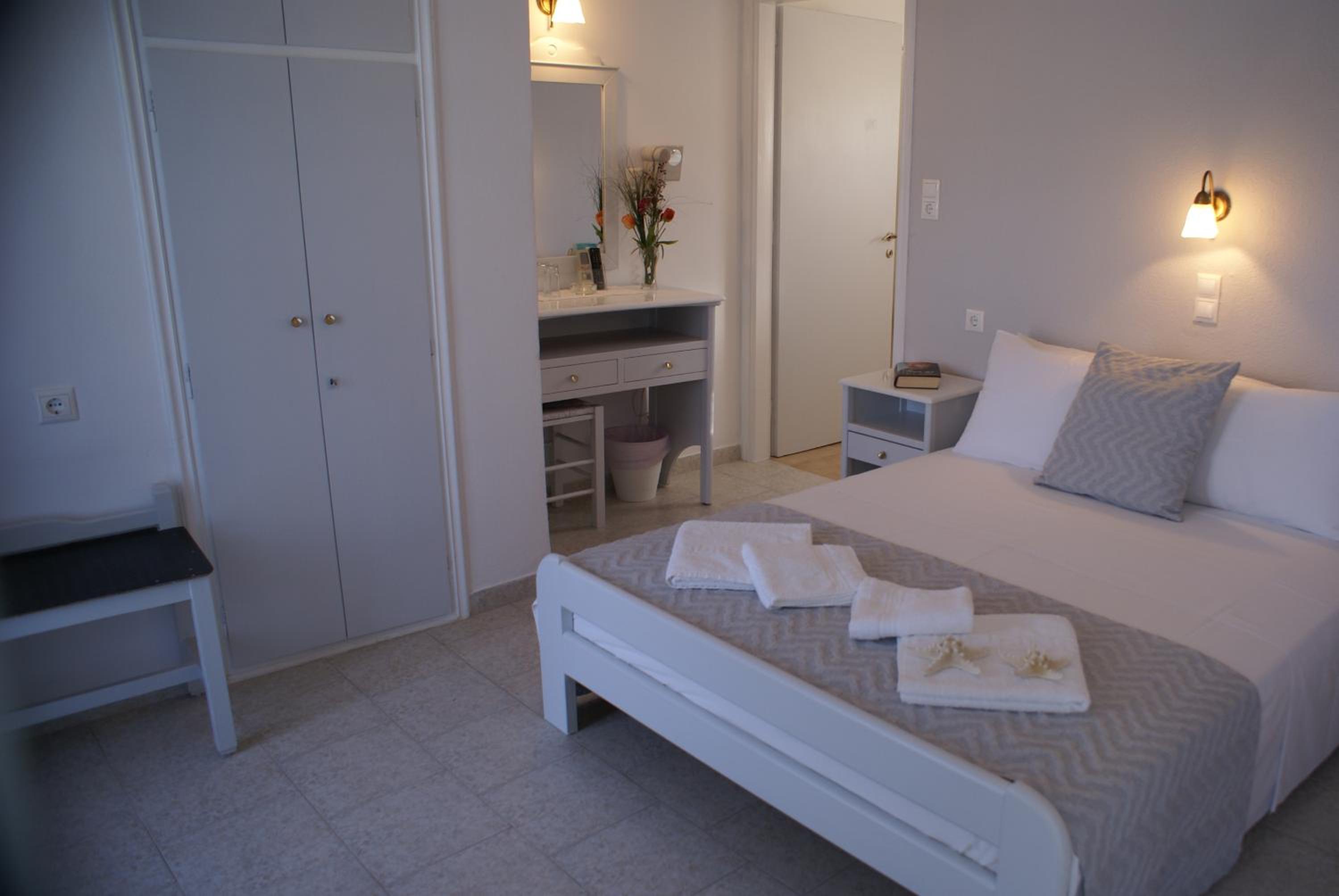Double or Twin Room with Side Sea View - Photo 11