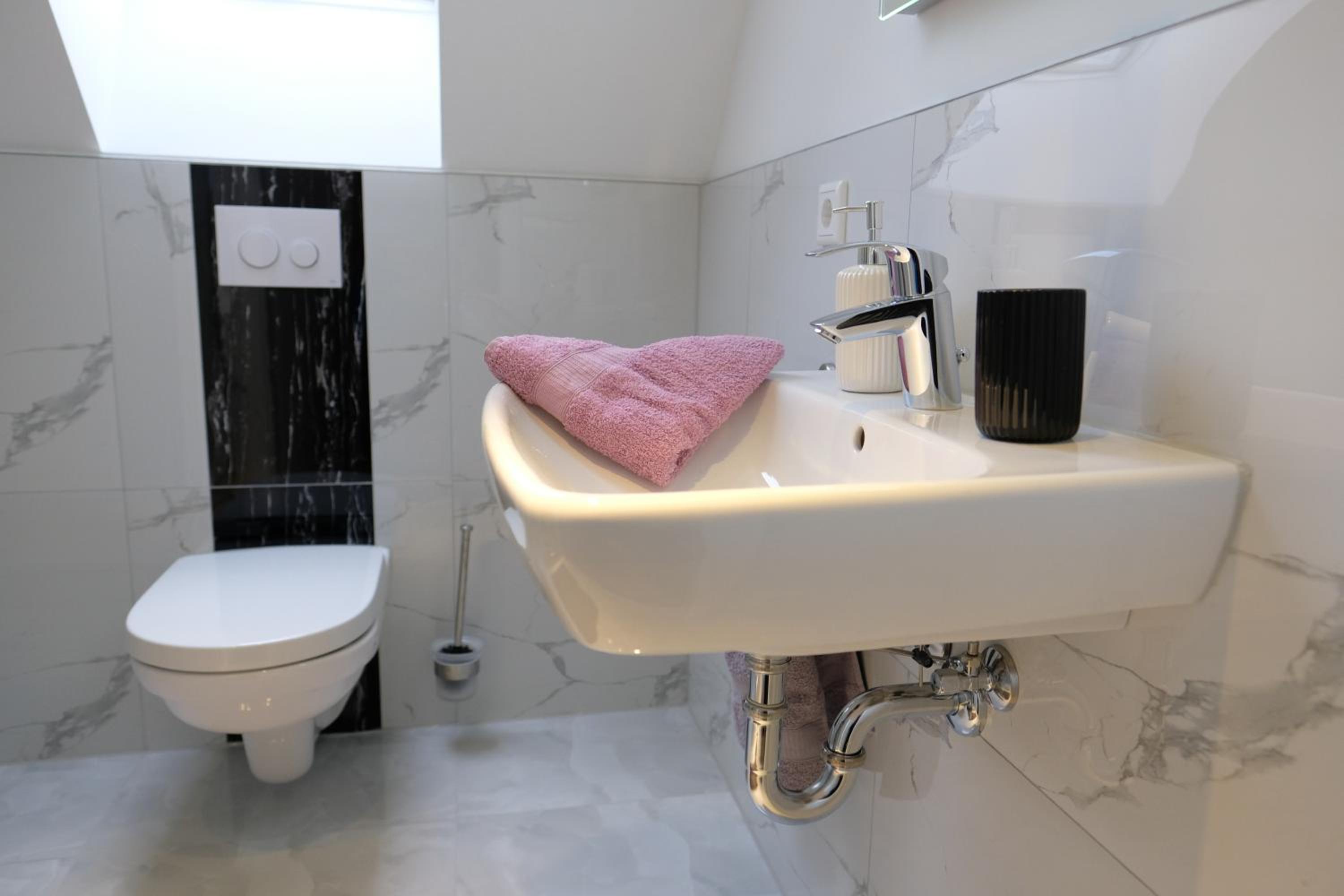 Double or Twin Room with Balcony - Photo 8