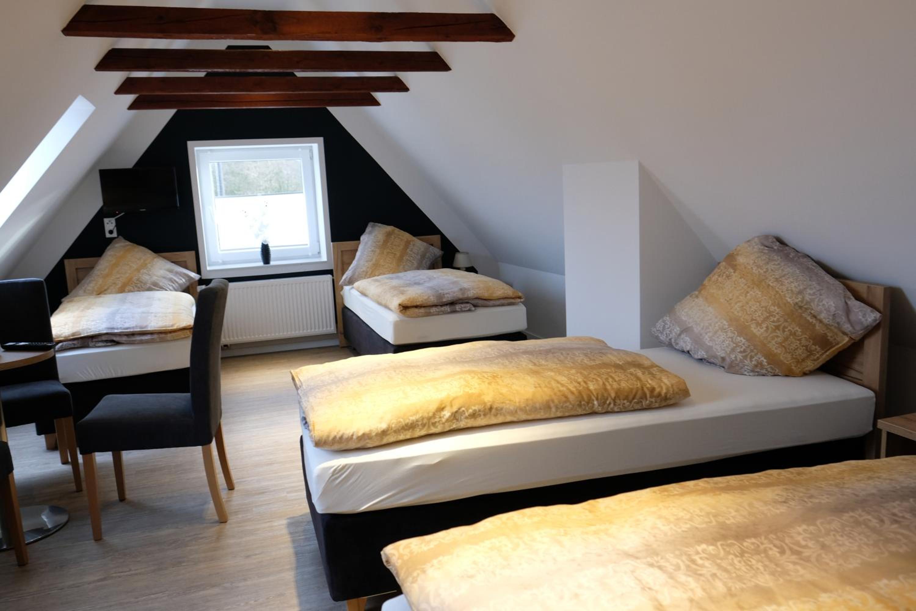 Quadruple Room with Shared Bathroom photo 2