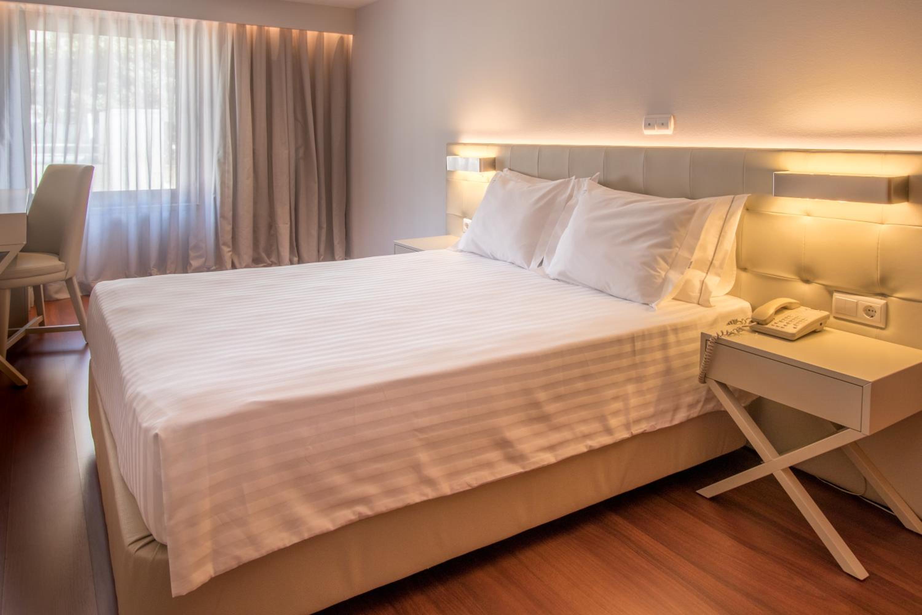 Double or Twin Room with Free Parking - Photo 8