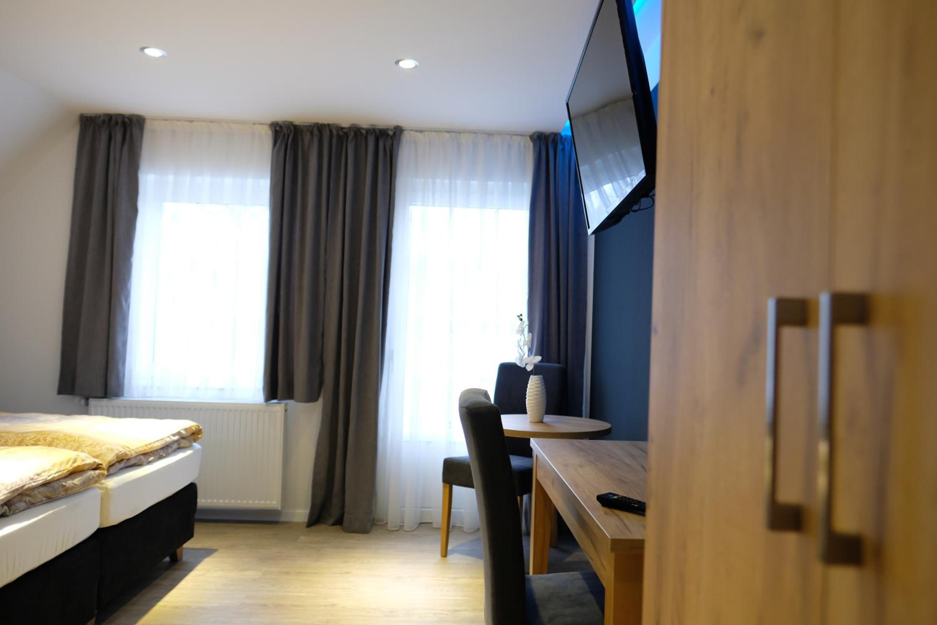 Double or Twin Room with Balcony - Photo 7