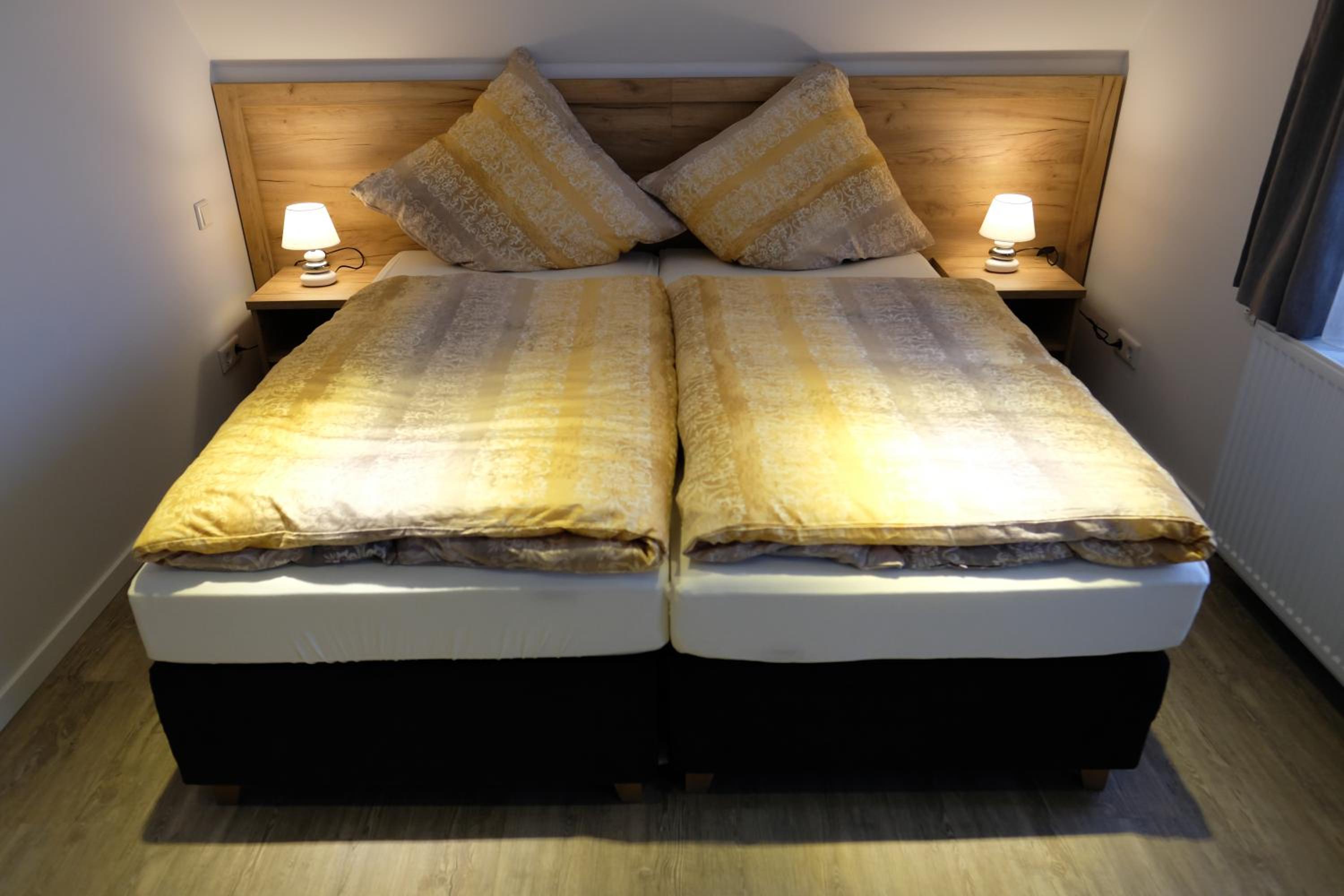 Double or Twin Room with Balcony - Photo 4