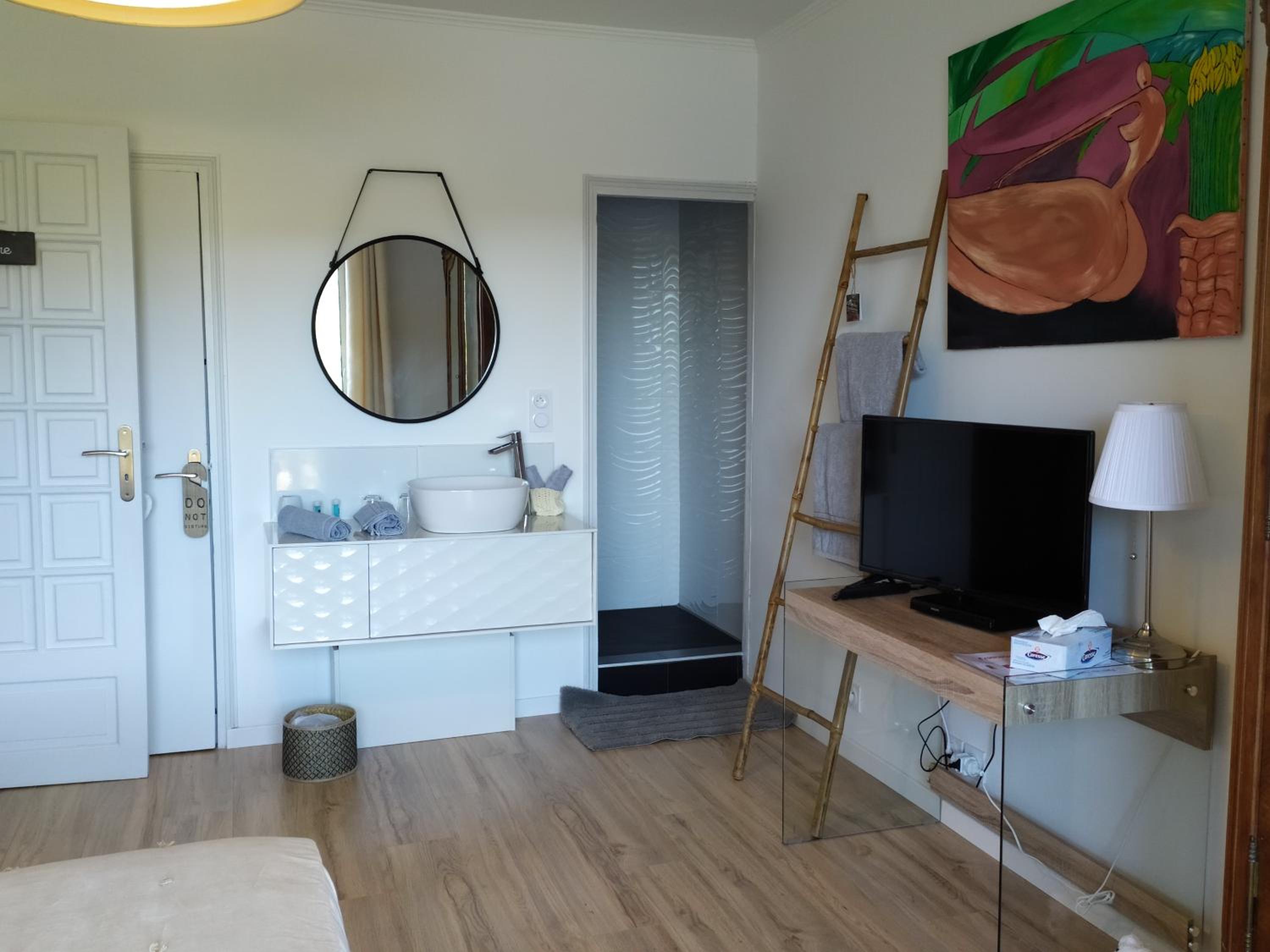 Double Room with Lake View - Photo 6