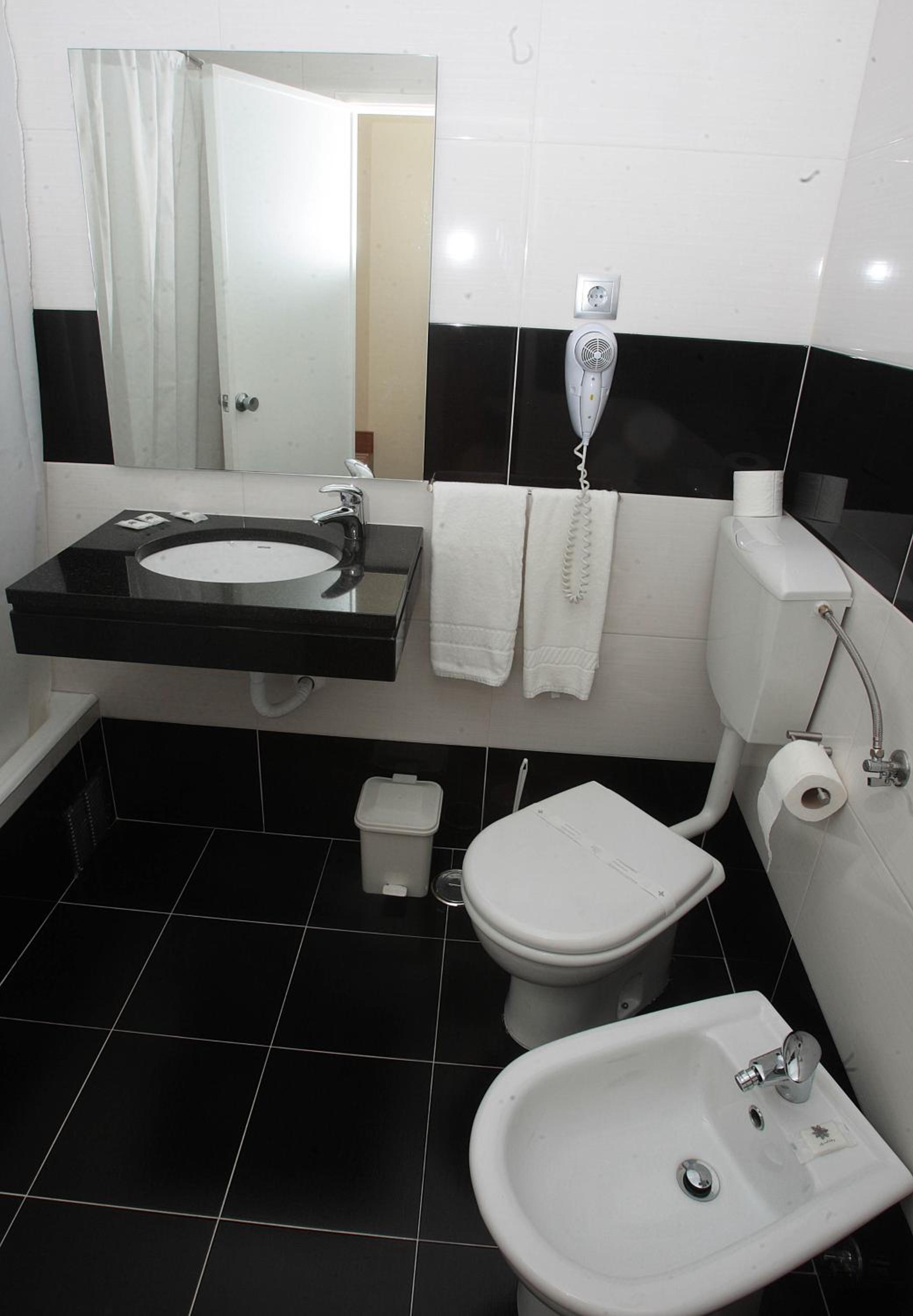 Double Room - Photo 5