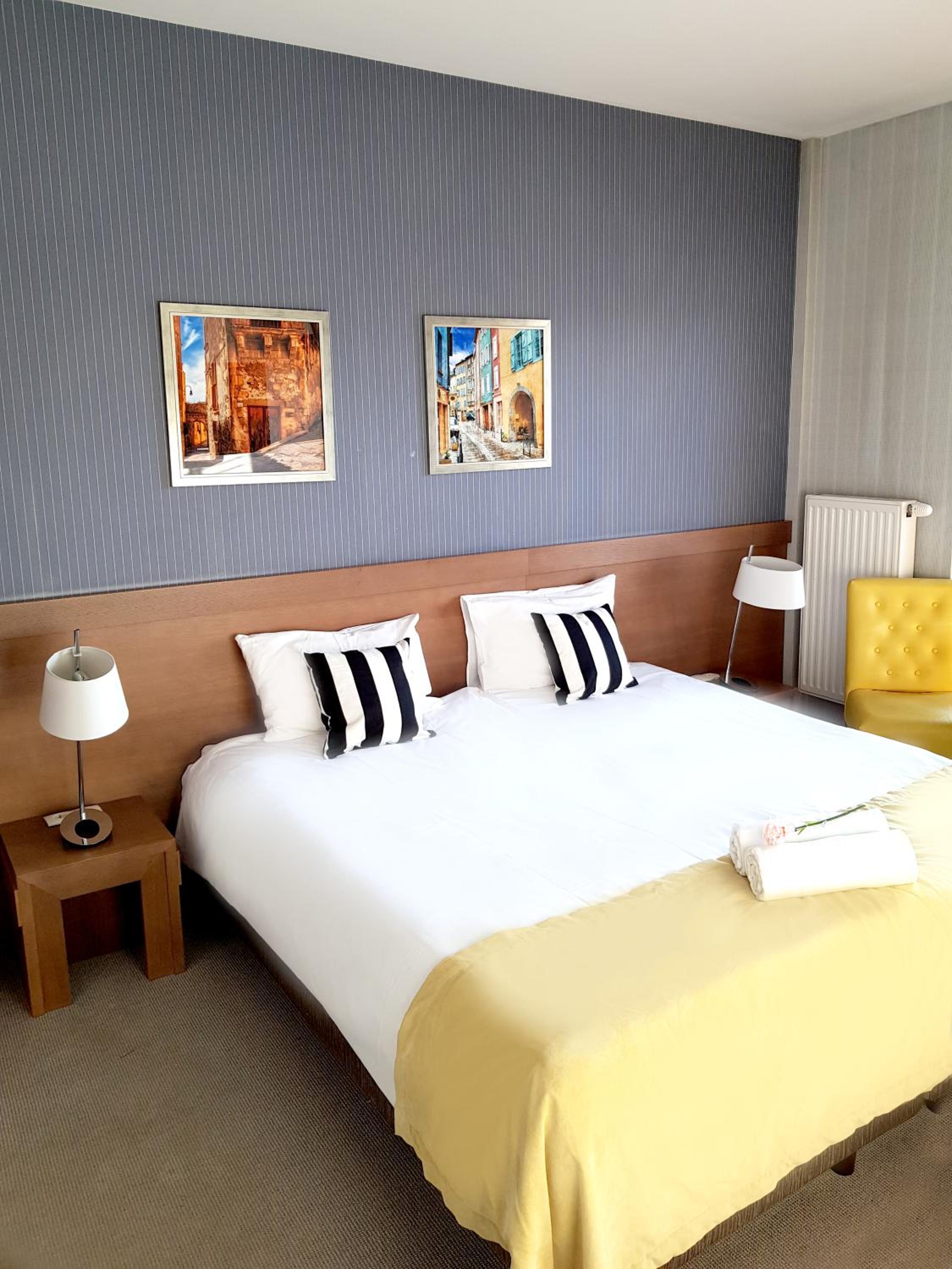 Double or Twin Room with Private Bathroom - Photo 8