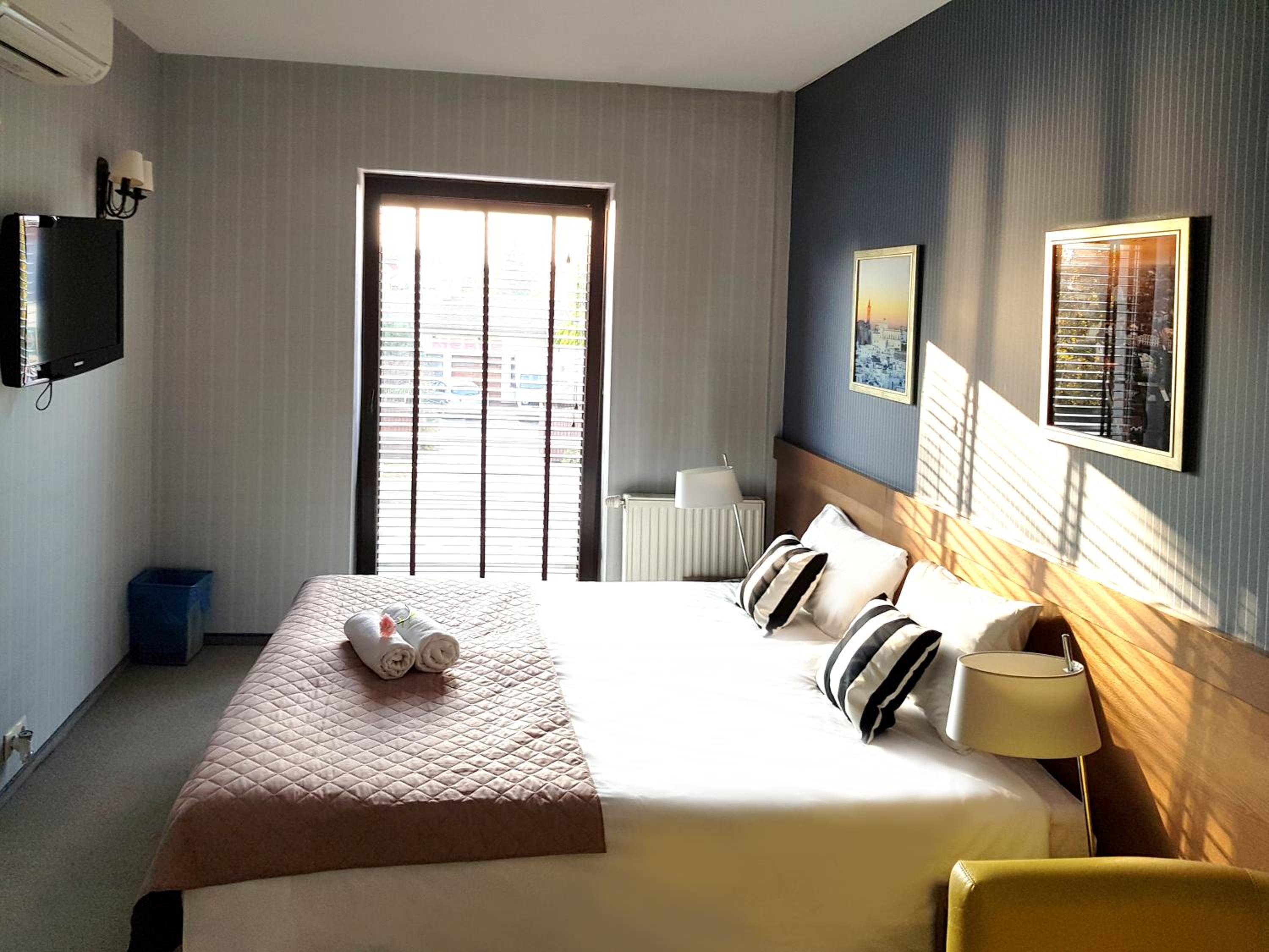 Double or Twin Room with Bathroom - Photo 9