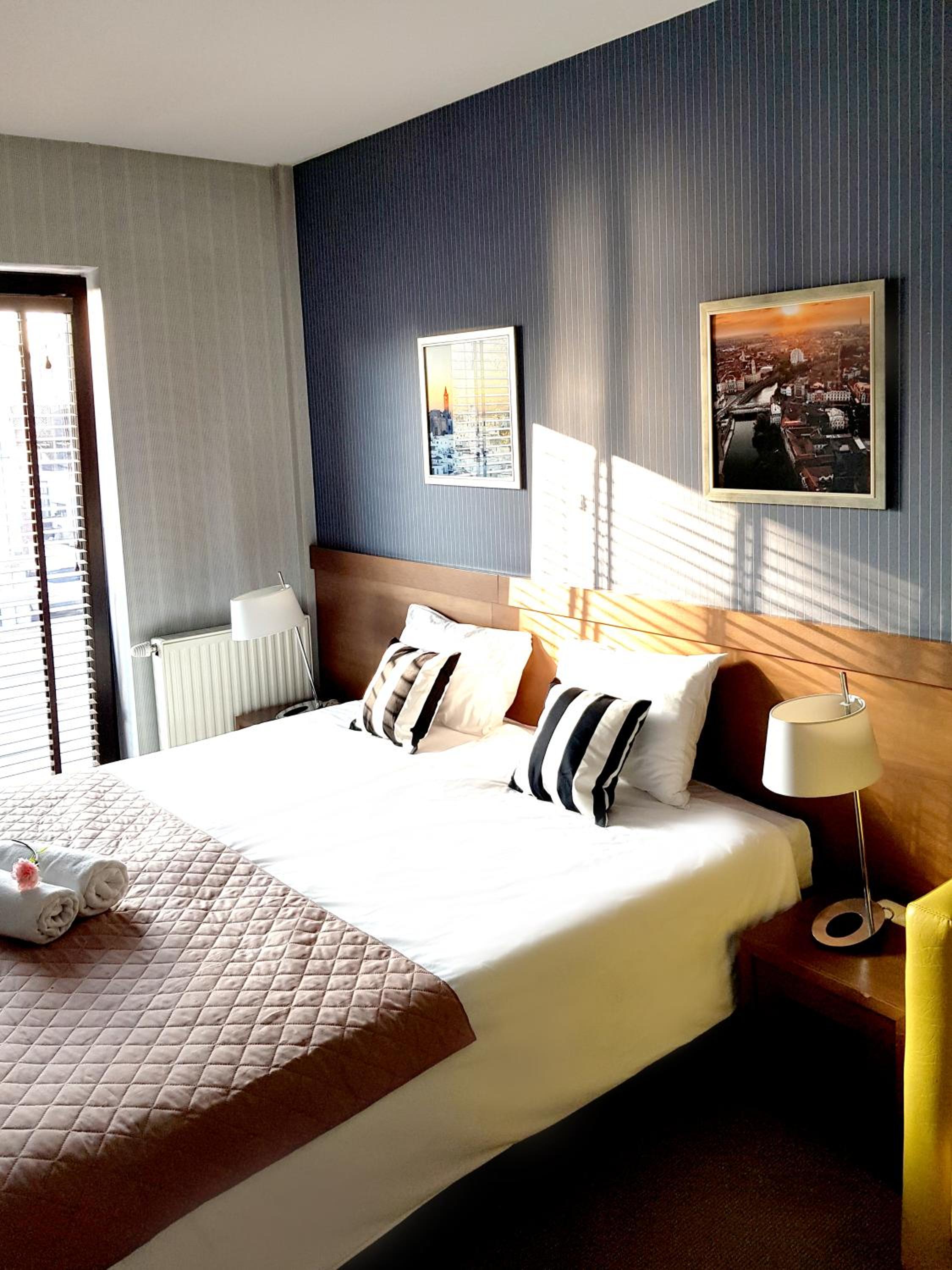 Double or Twin Room with Bathroom - Photo 2