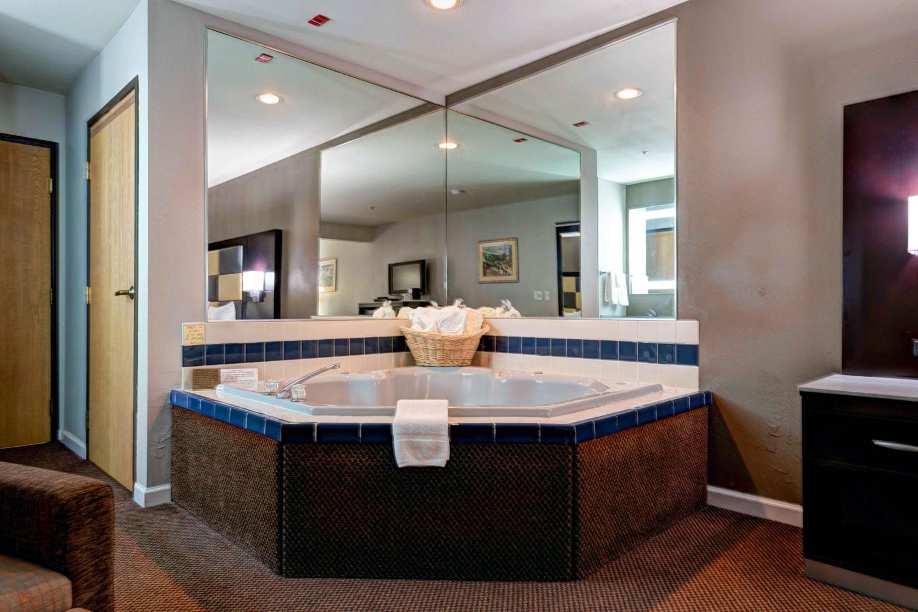 King Suite with Spa Bath - Photo 3