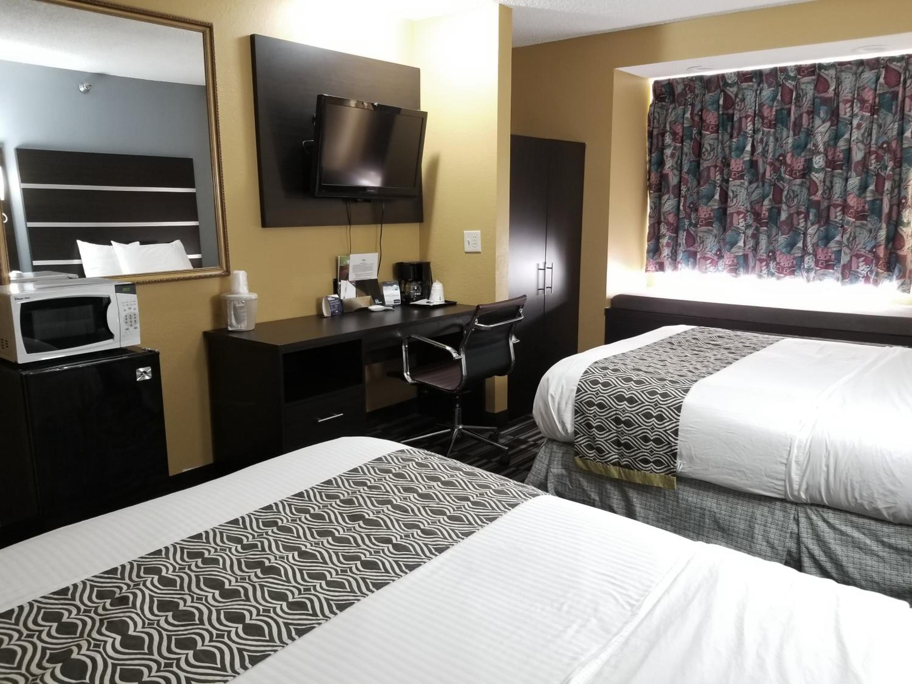 Queen Room with Two Queen Beds - Non-Smoking - Photo 3