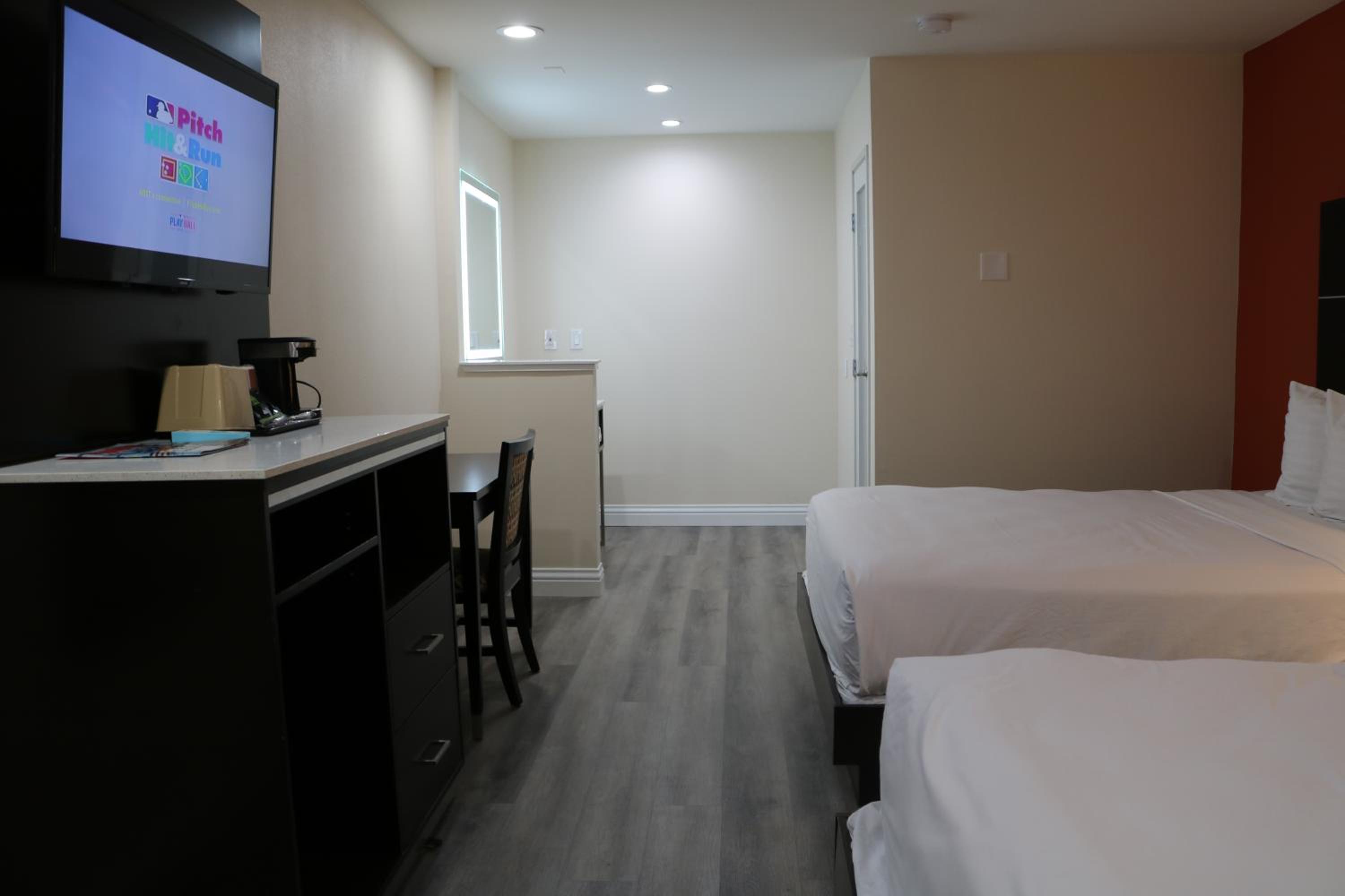 Queen Room with Two Queen Beds - Non-Smoking - Photo 2