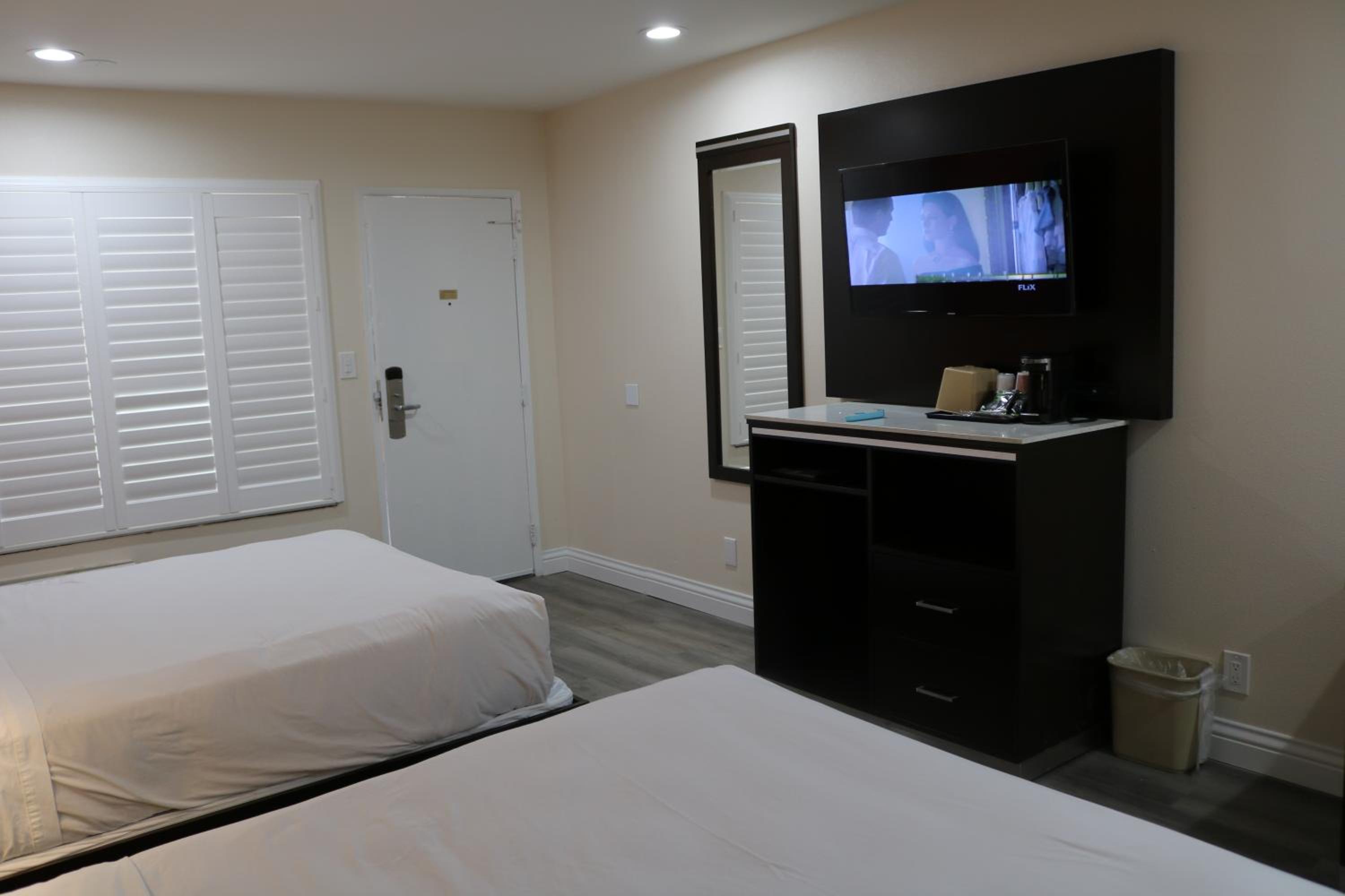 Queen Room with Two Queen Beds - Non-Smoking - Photo 4
