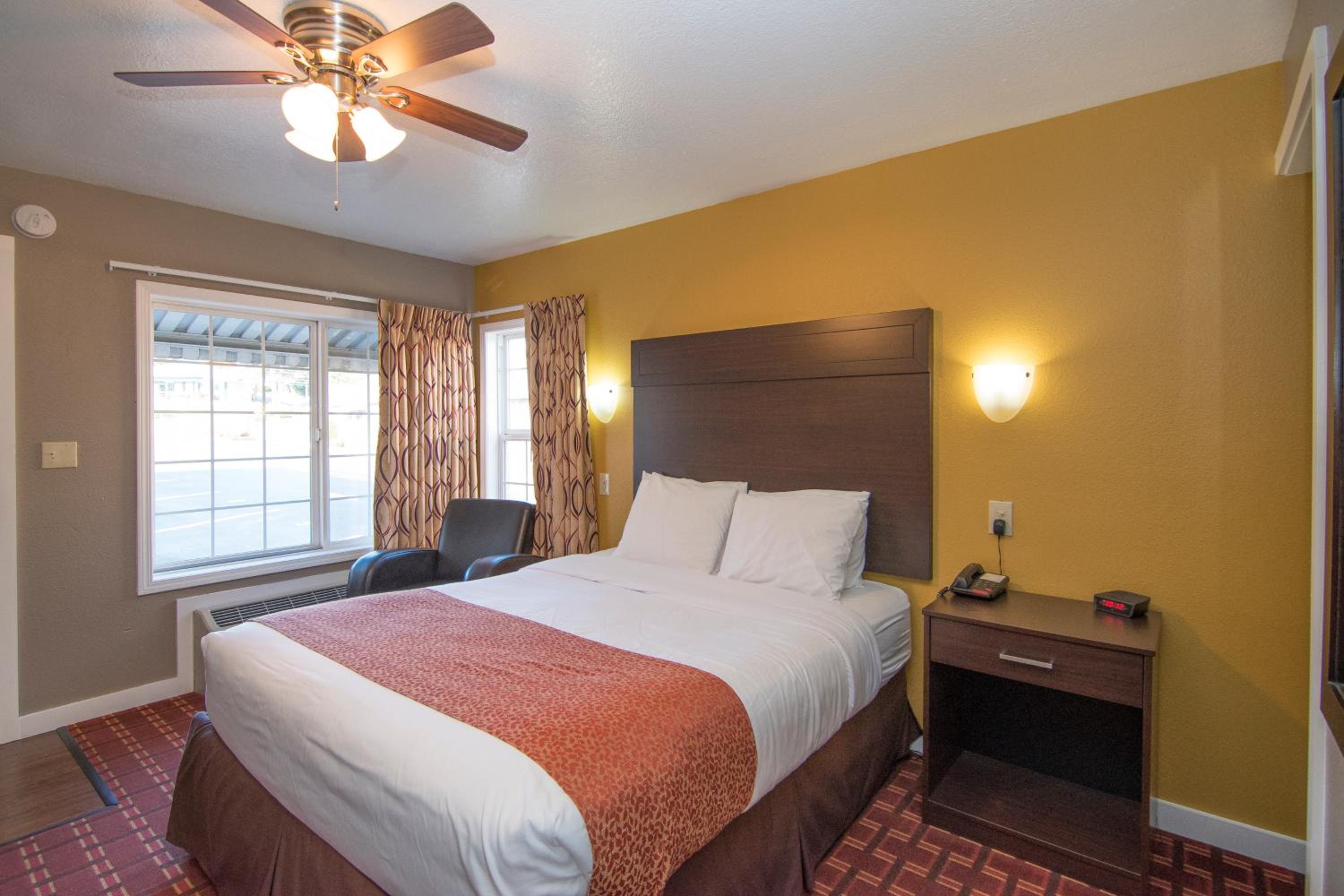 1 Queen Bed
