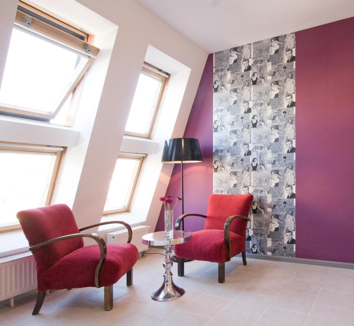 Studio Apartment - Photo 1