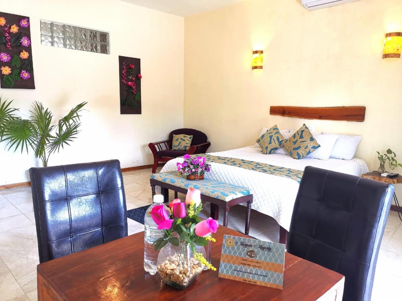 Deluxe King Room with Pool View photo 2