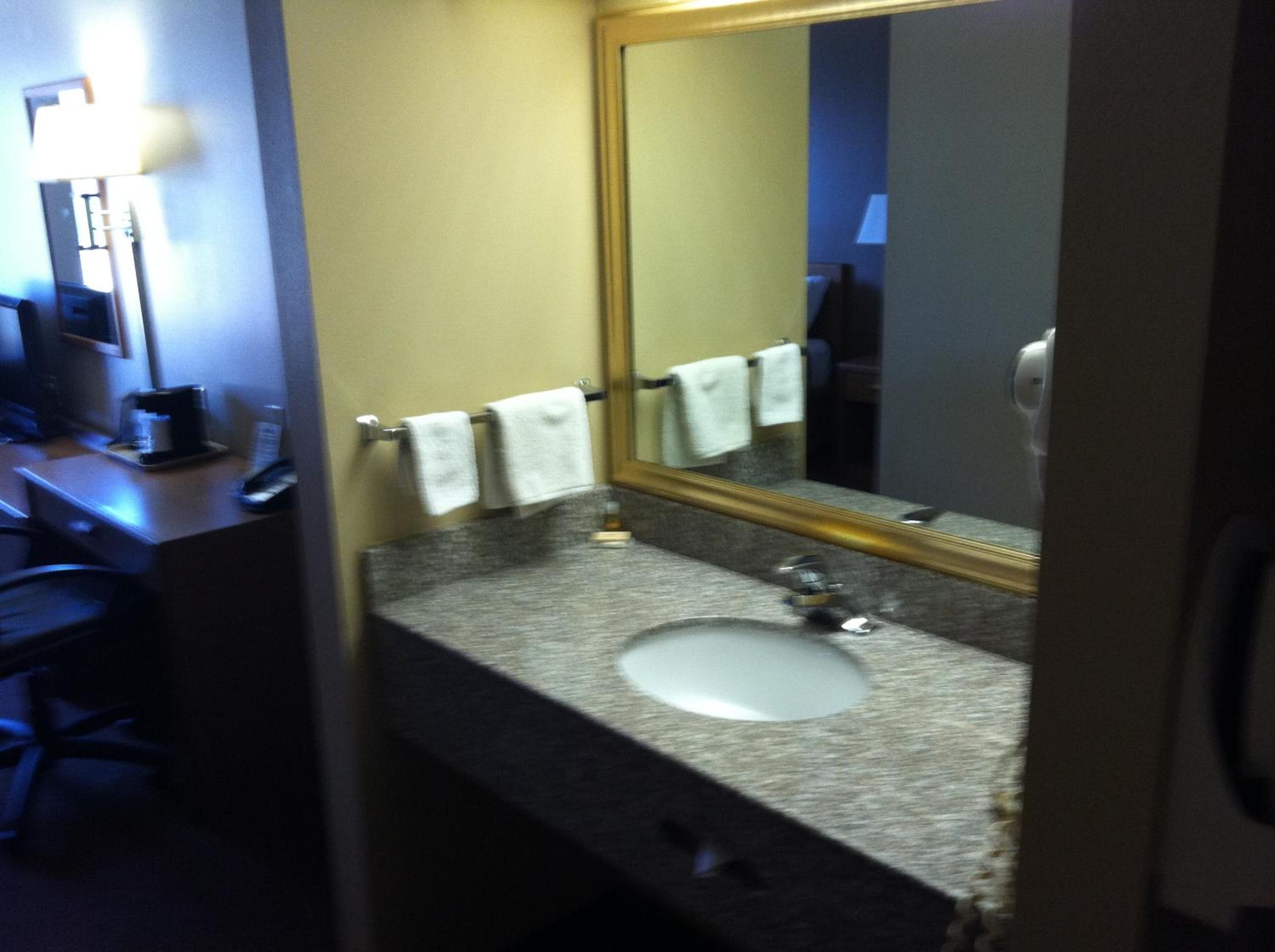 Queen Room - Non-Smoking photo 3