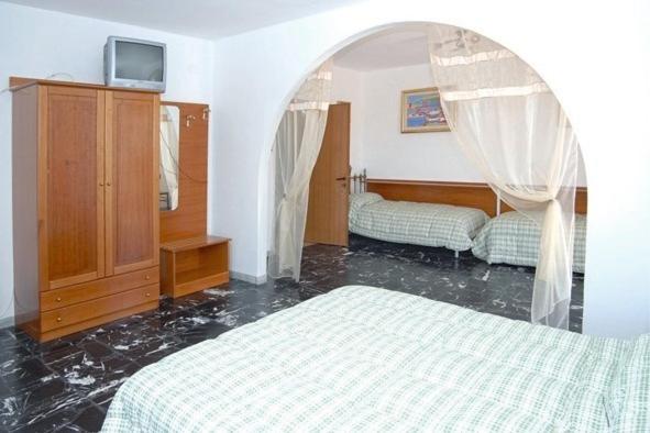 Quadruple Room - Photo 1