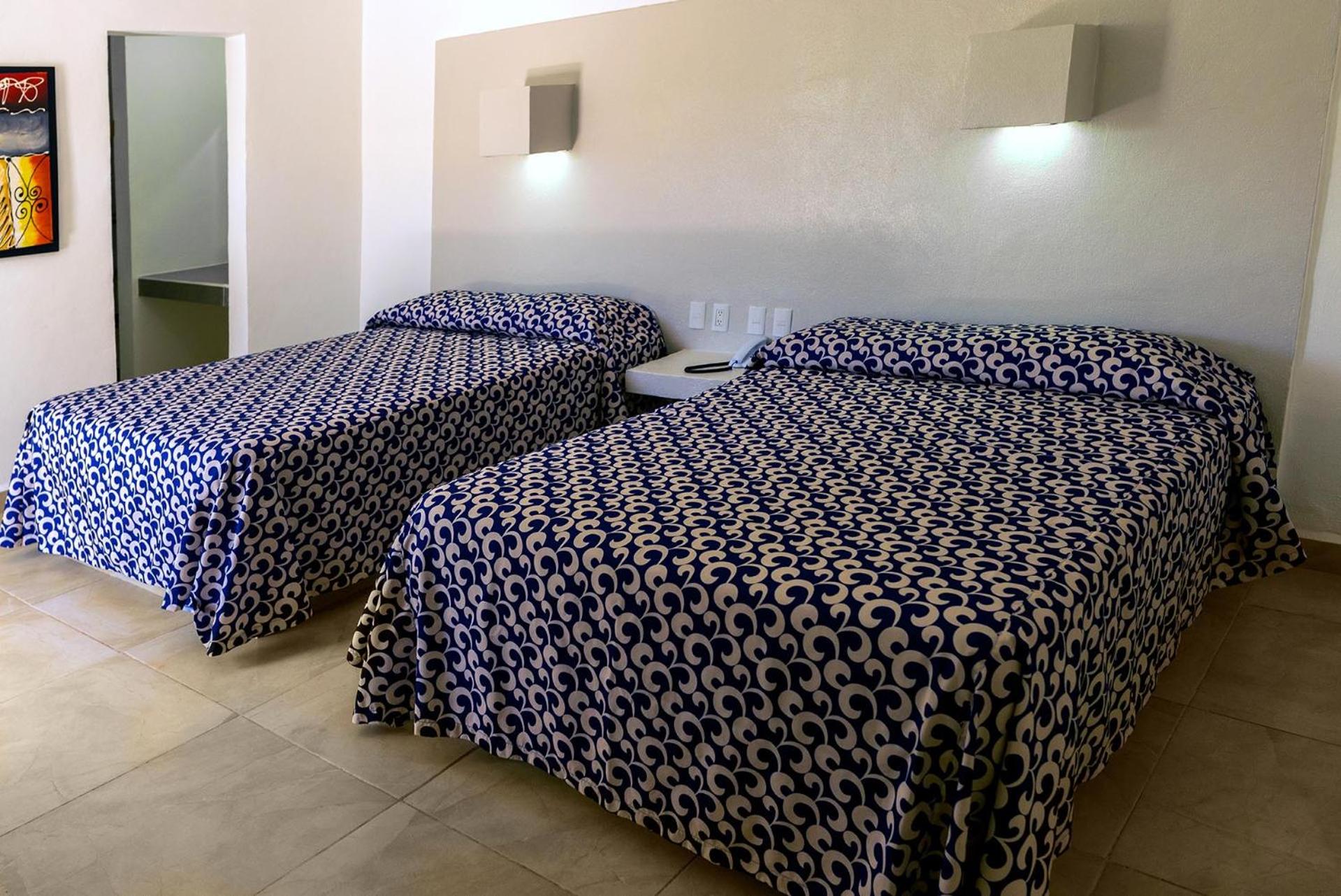 Double Room with Two Double Beds - Photo 9