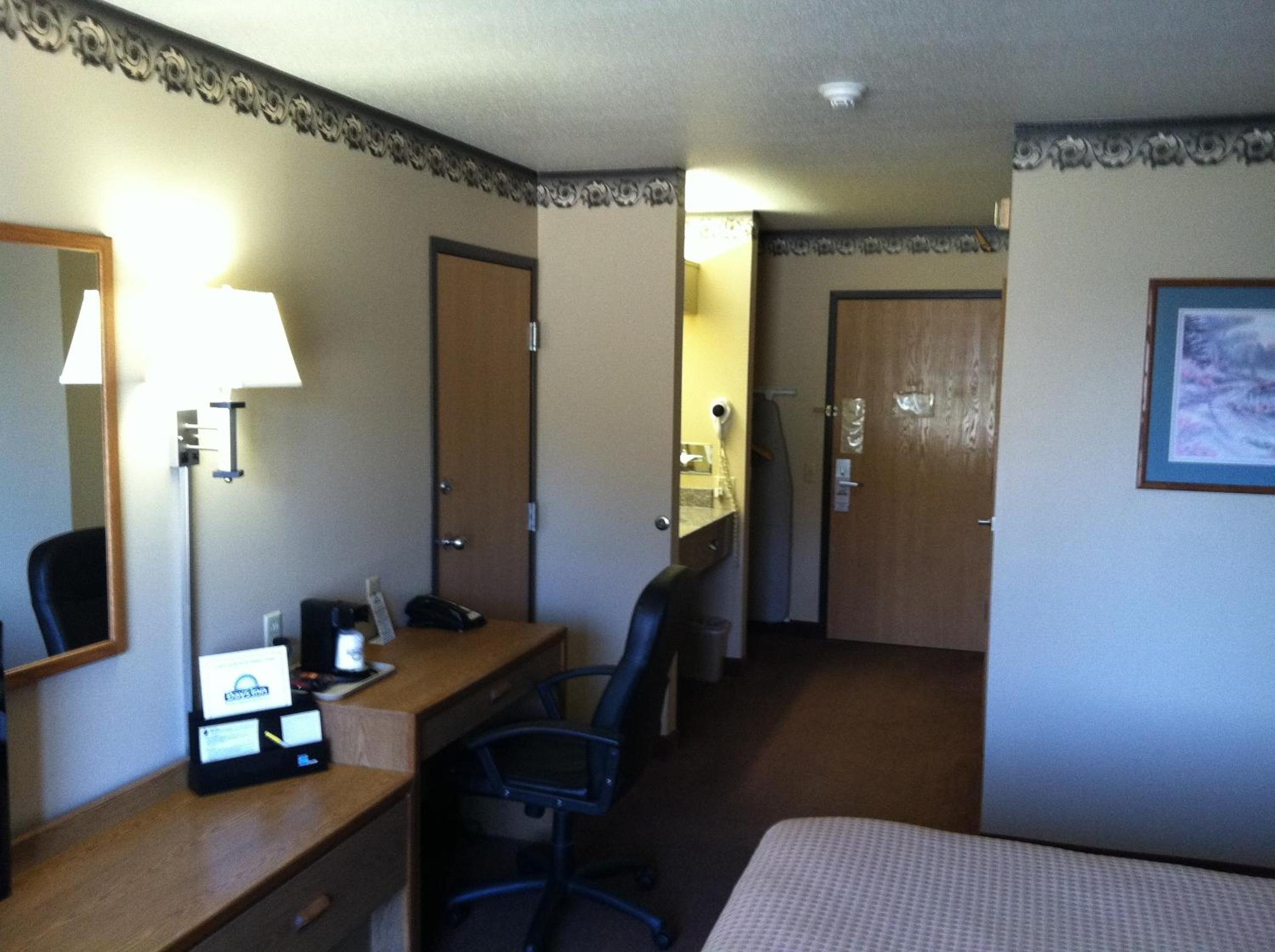 Queen Room with Two Queen Beds - Non-Smoking photo 3