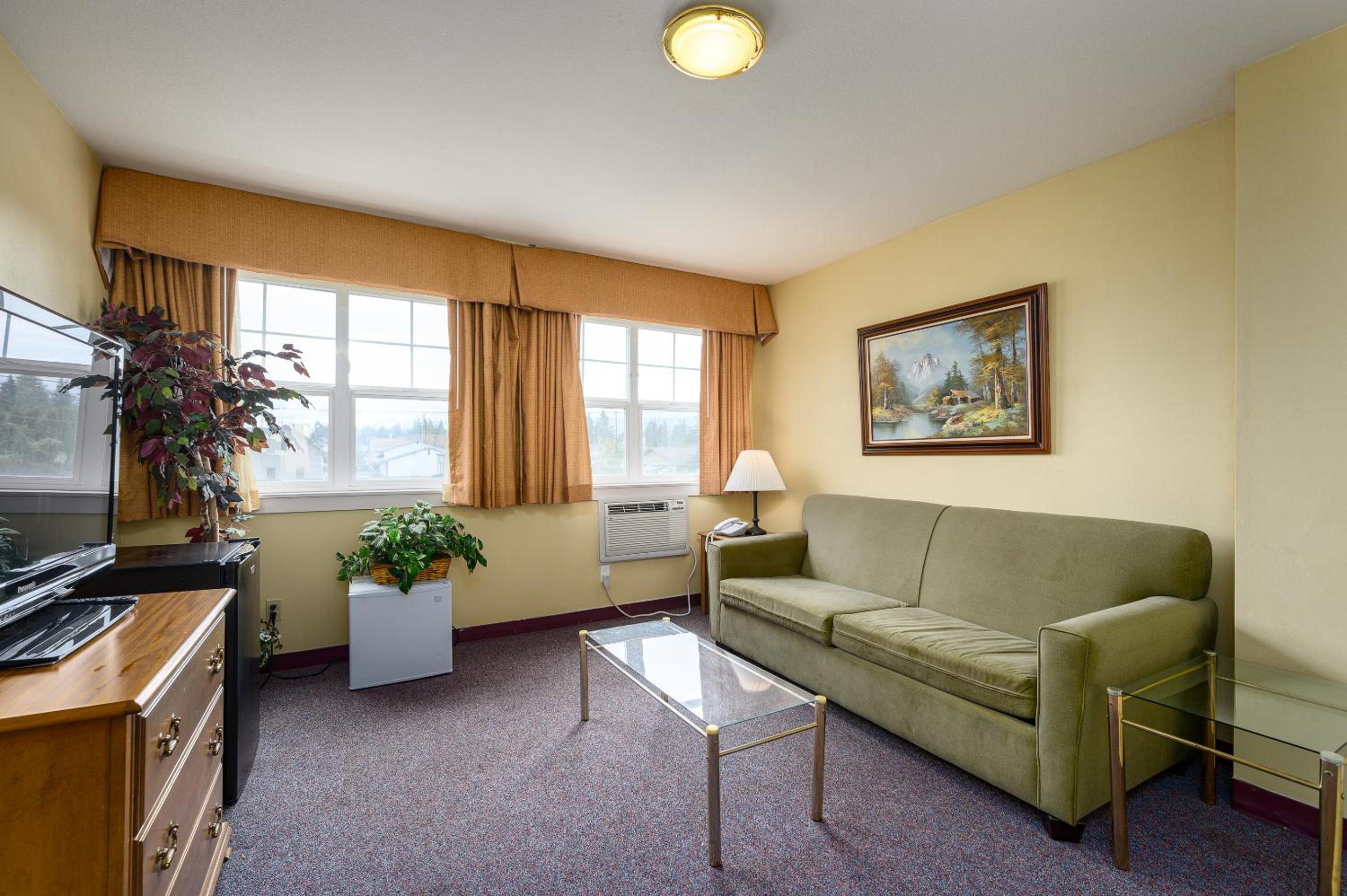 Deluxe King Suite photo 3