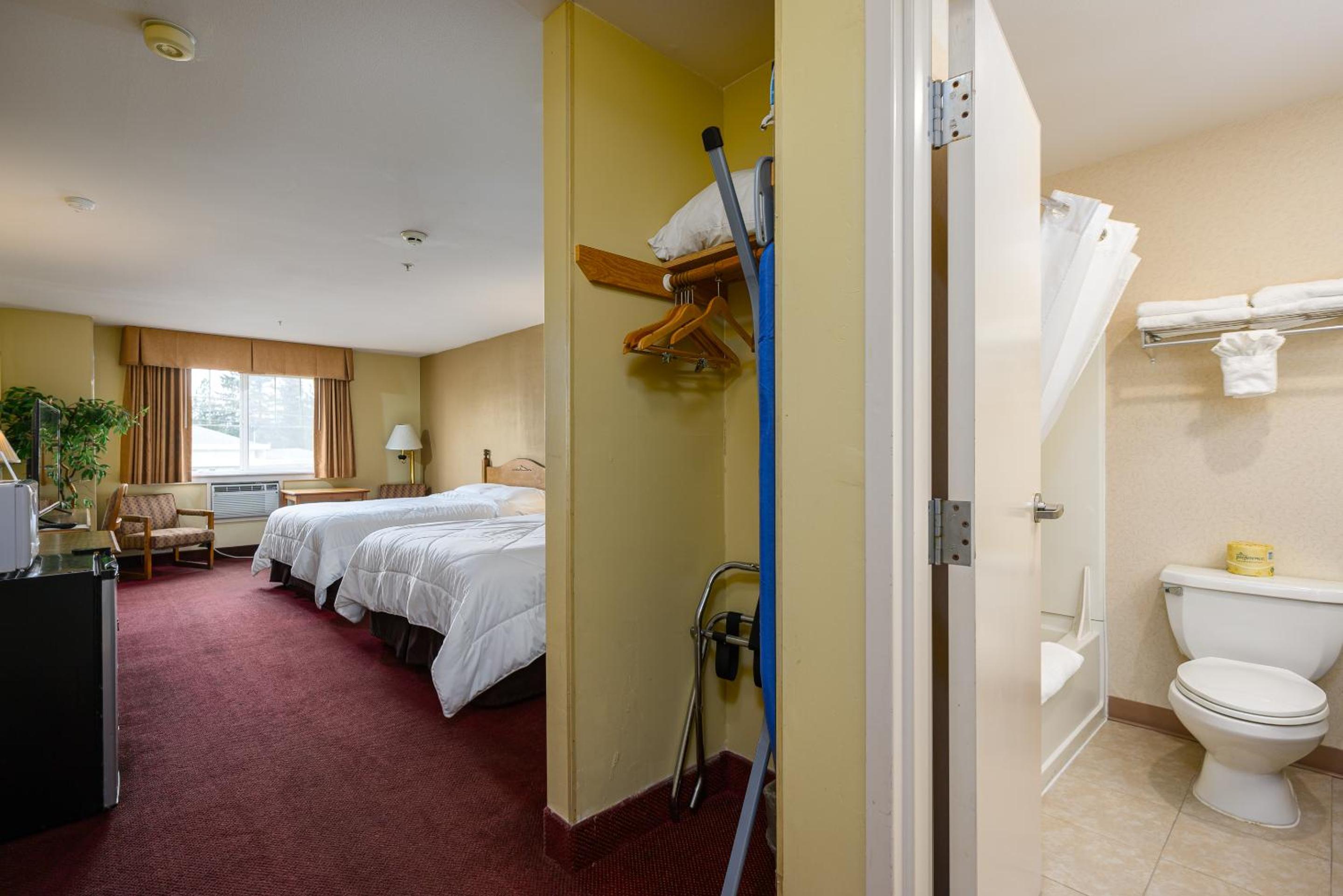 Deluxe Queen Suite - Photo 3