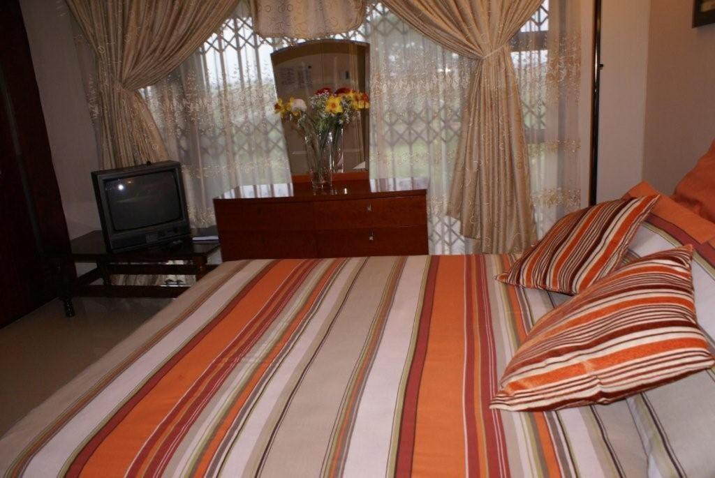 Double Room with Bath and Shower - Photo 5