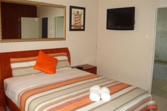 Double Room with Bath and Shower - Photo 1