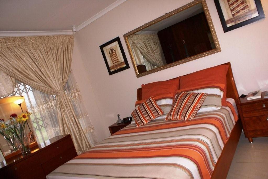 Double Room with Bath and Shower - Photo 6