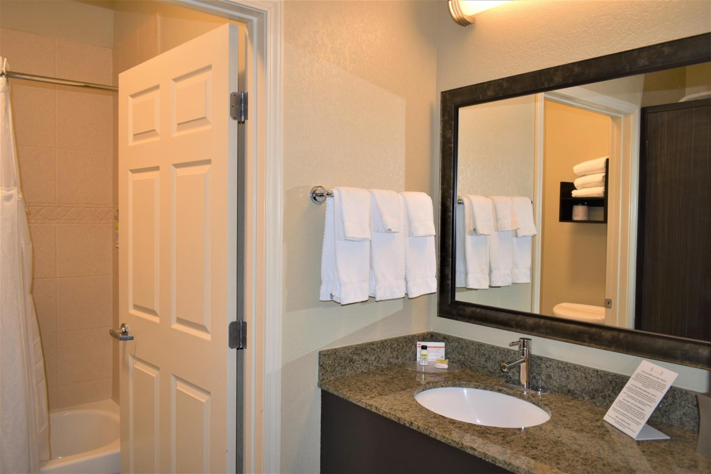 One-Bedroom Queen Suite - Photo 2