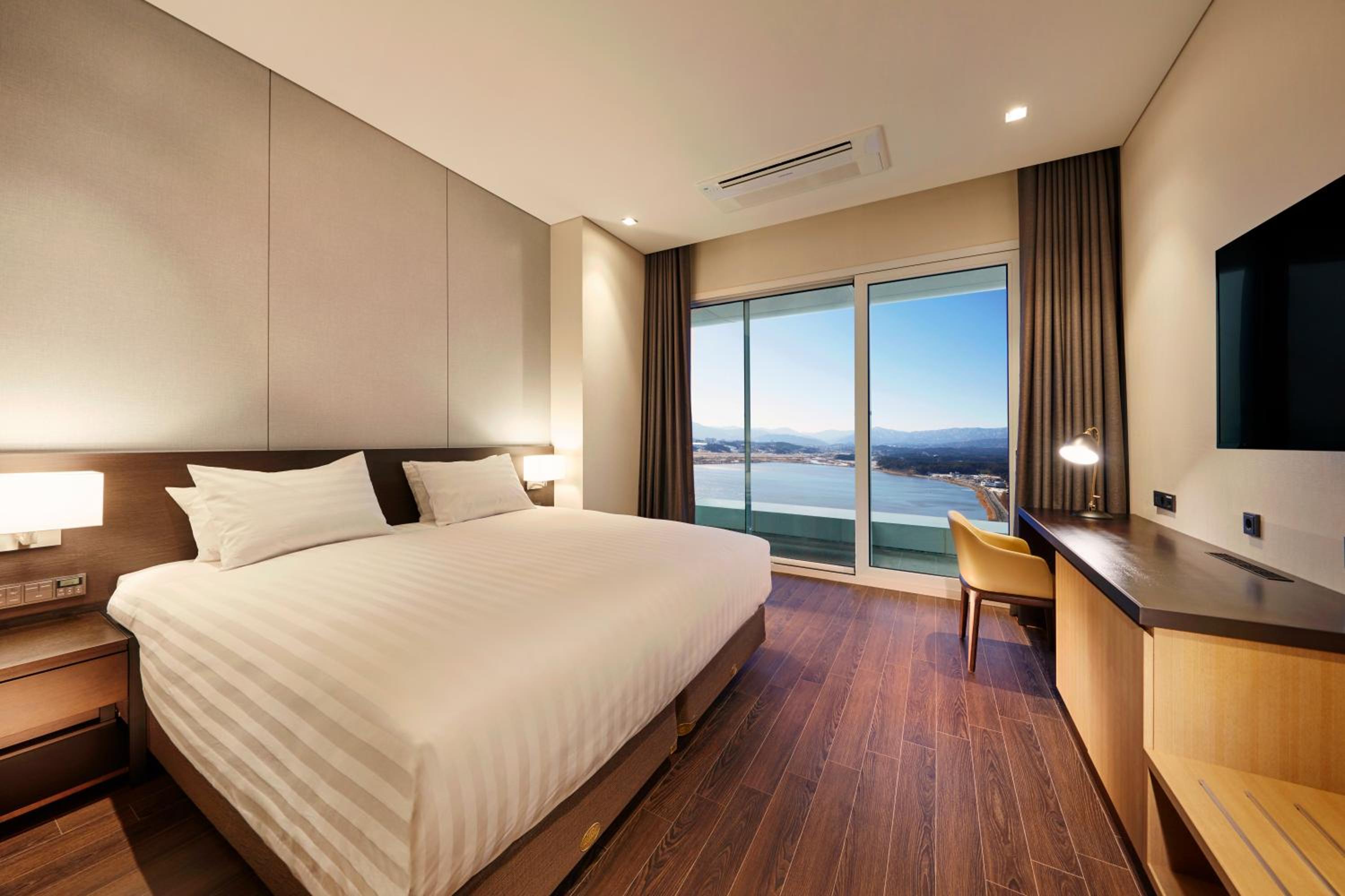 Deluxe Double with Lake View - 1 Day Pool Access for 2