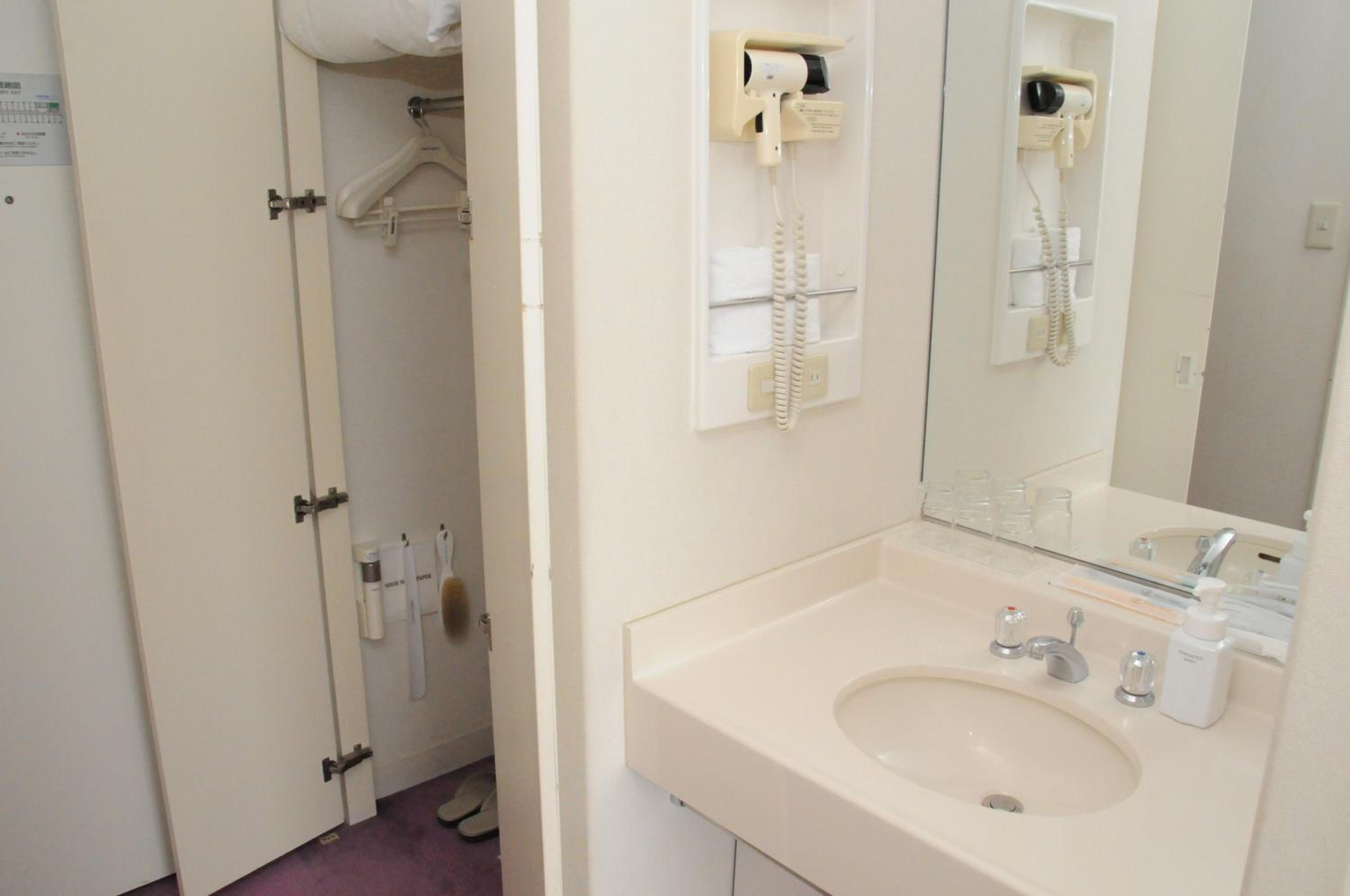 Standard Twin Room - Photo 6