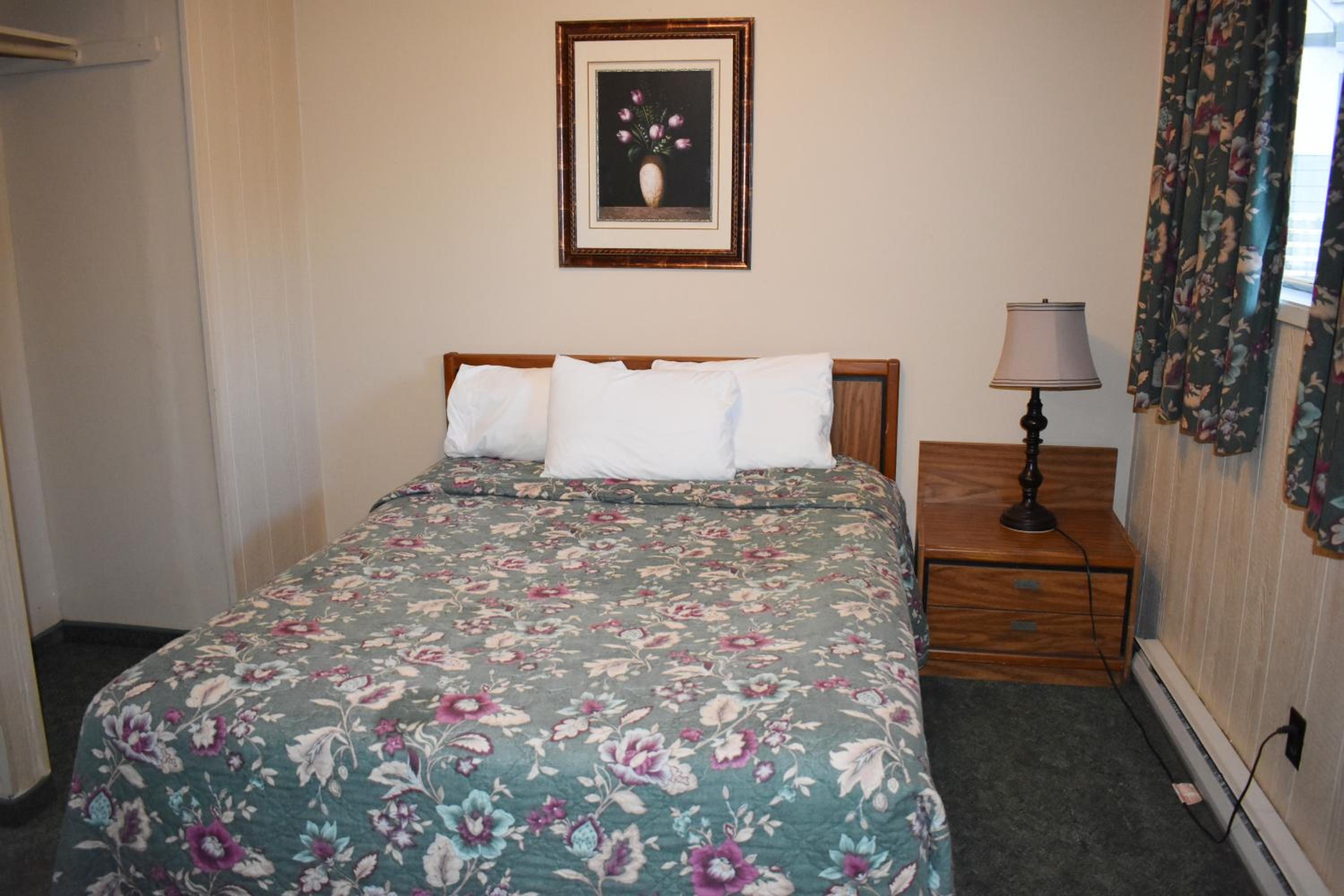 Queen Room photo 2