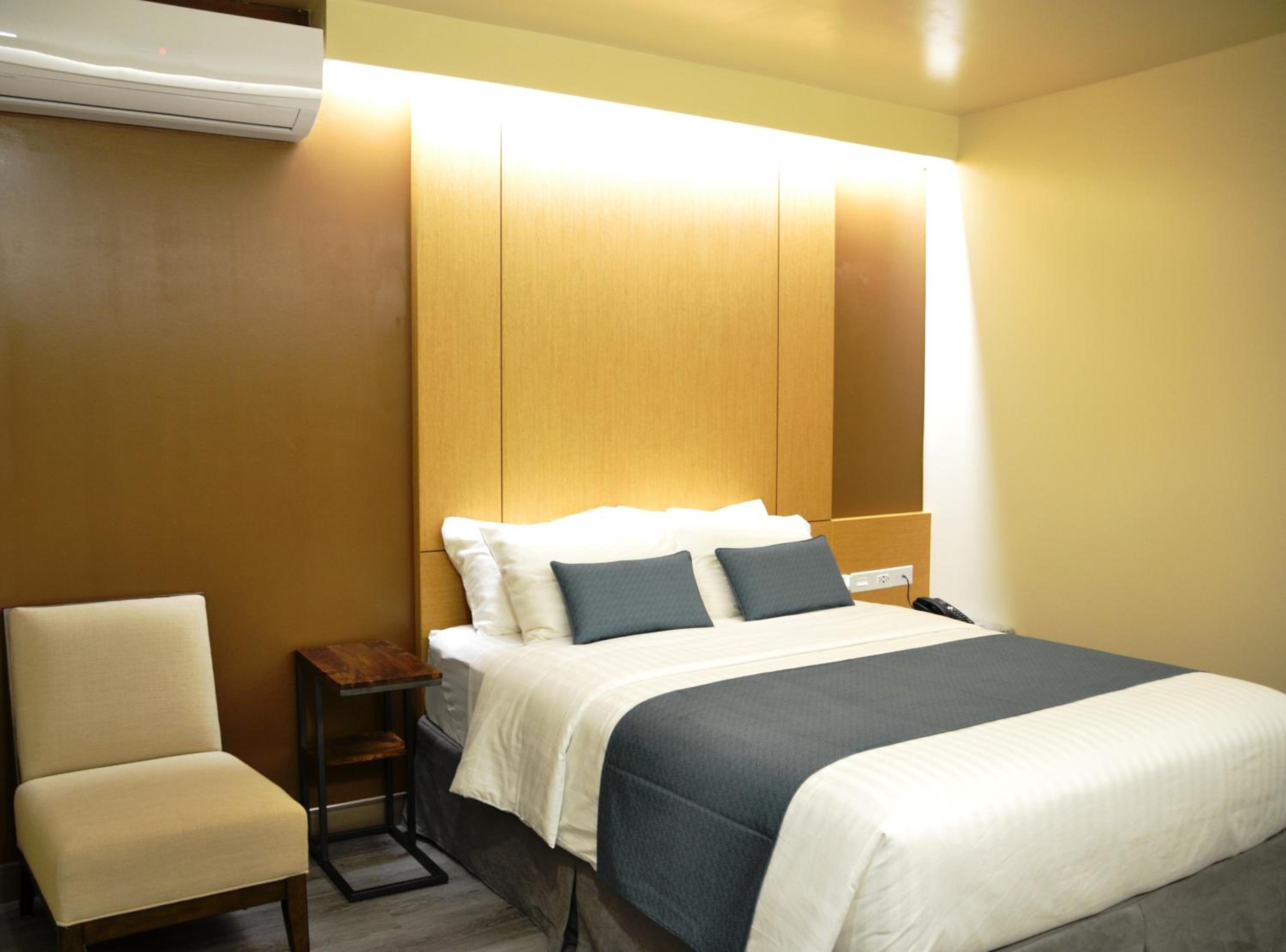 Queen Room with Balcony - Photo 10