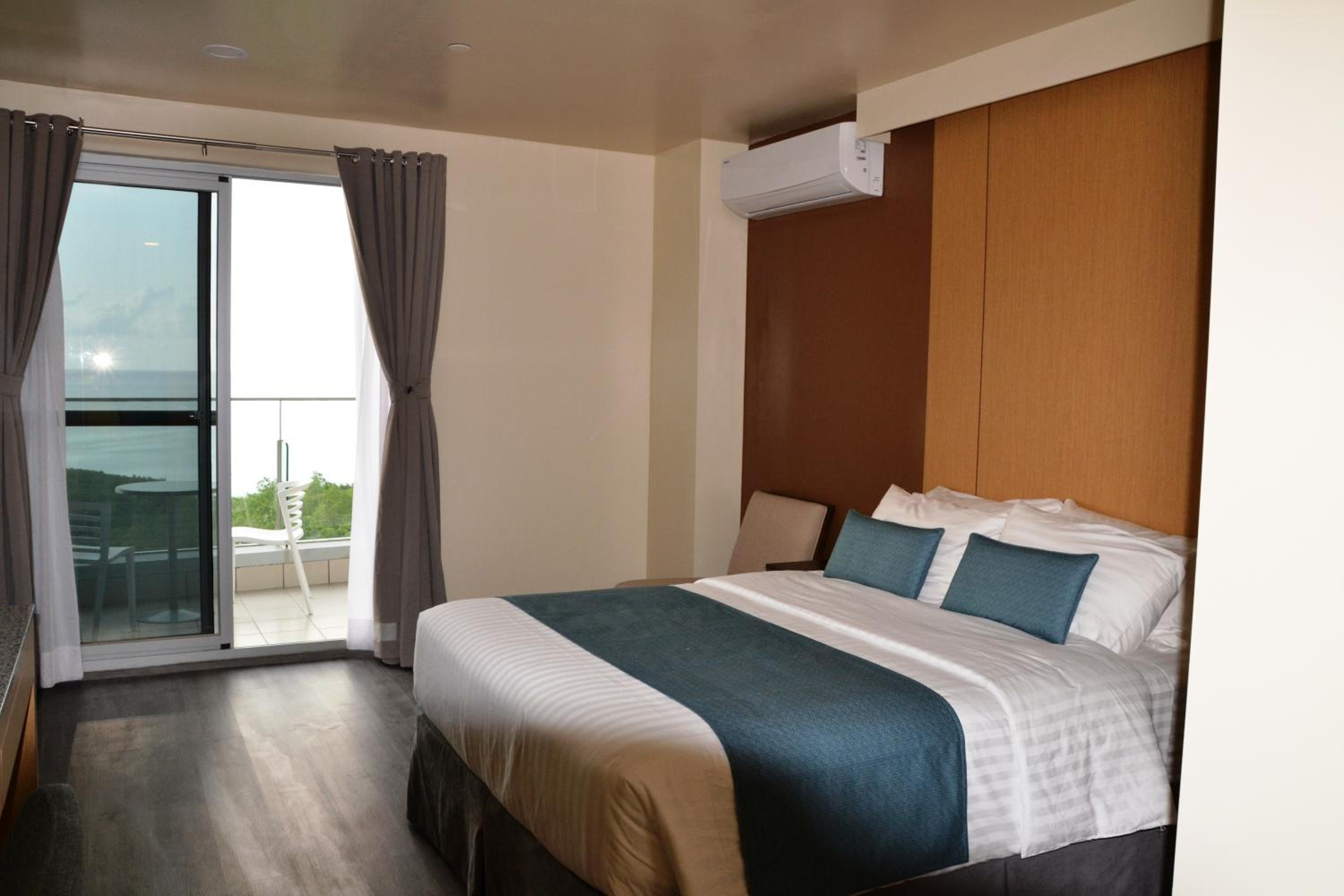 Queen Room with Sea View - Photo 7