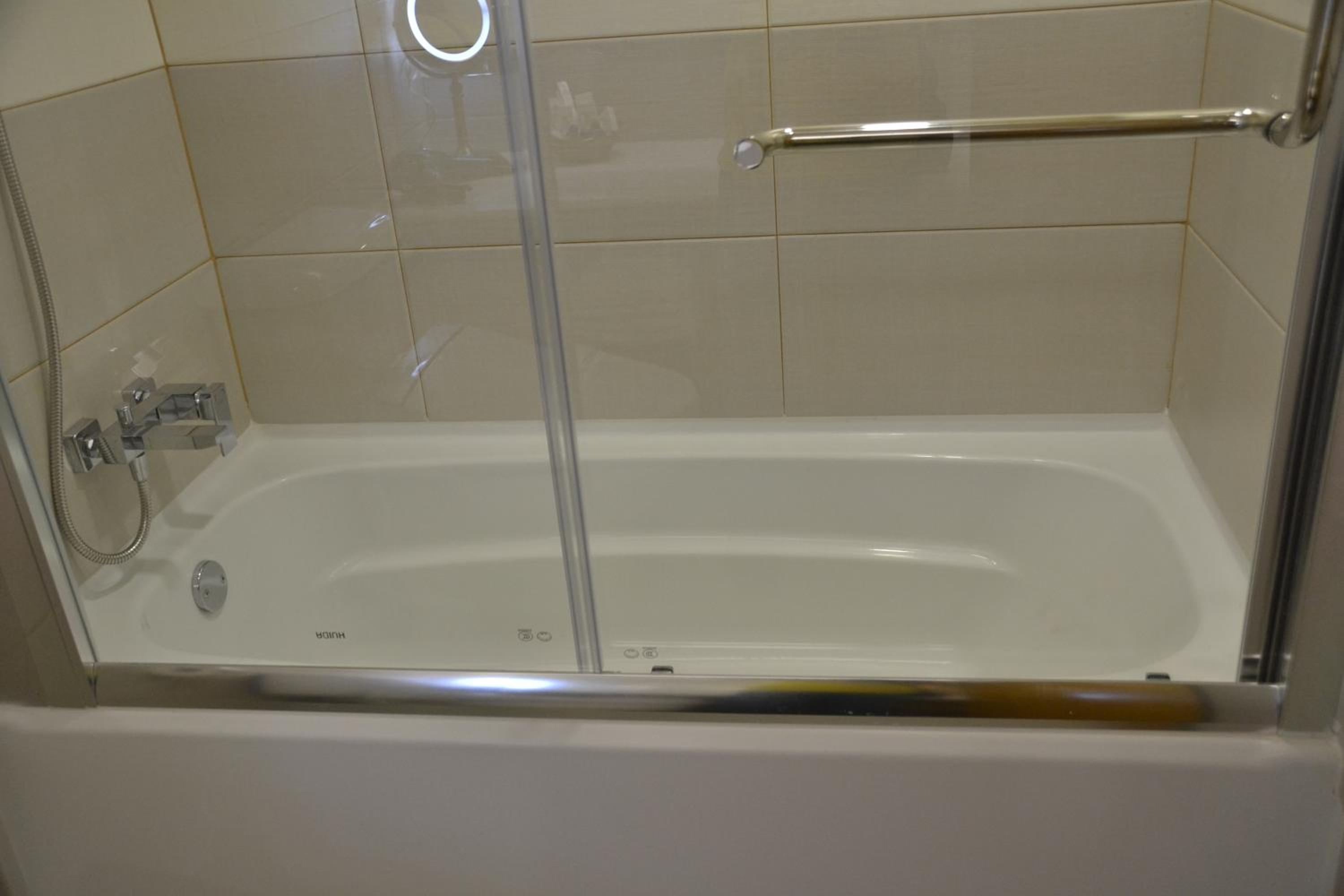 Double or Twin Room with Balcony - Photo 8