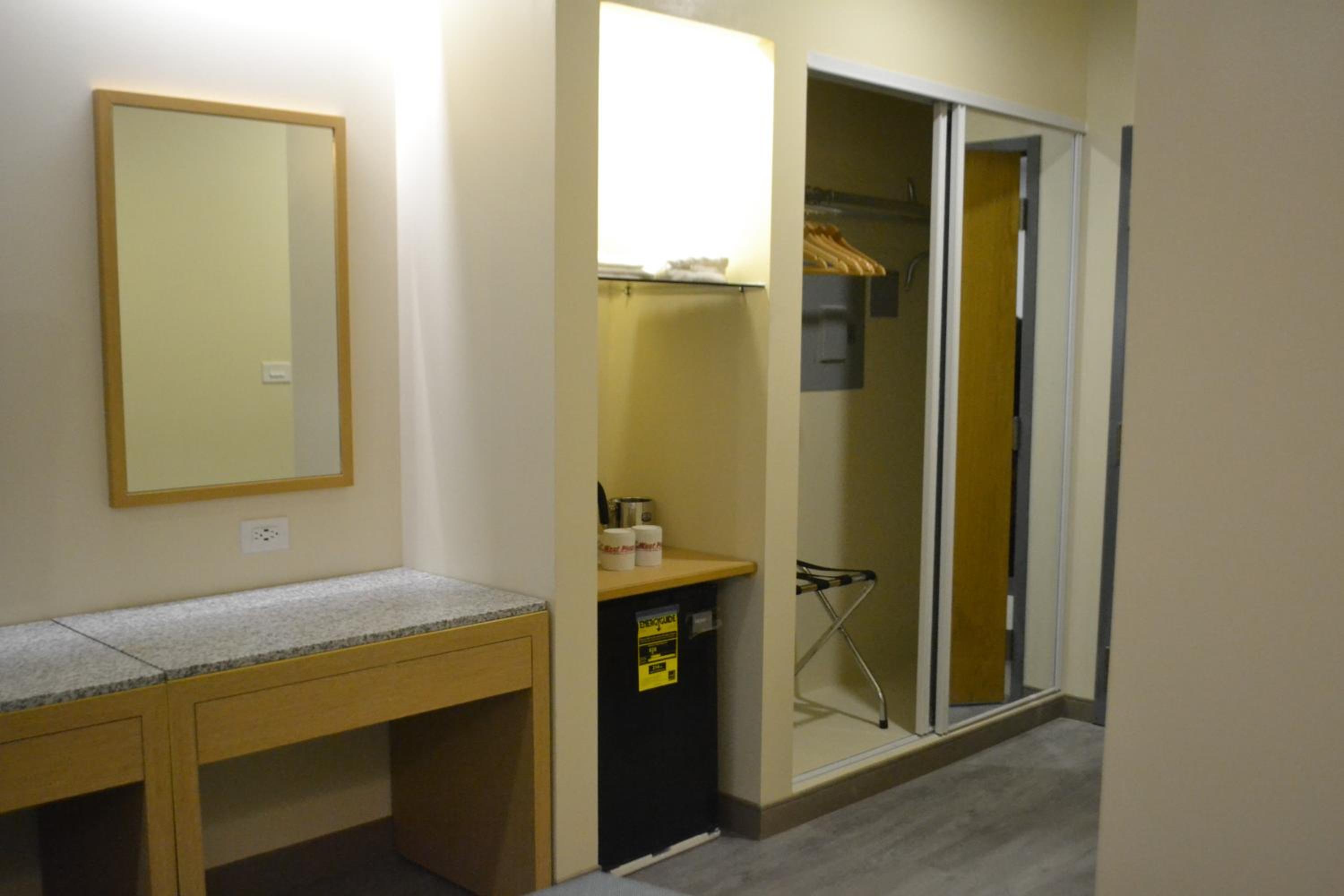 Deluxe Double or Twin Room with Balcony - Photo 9