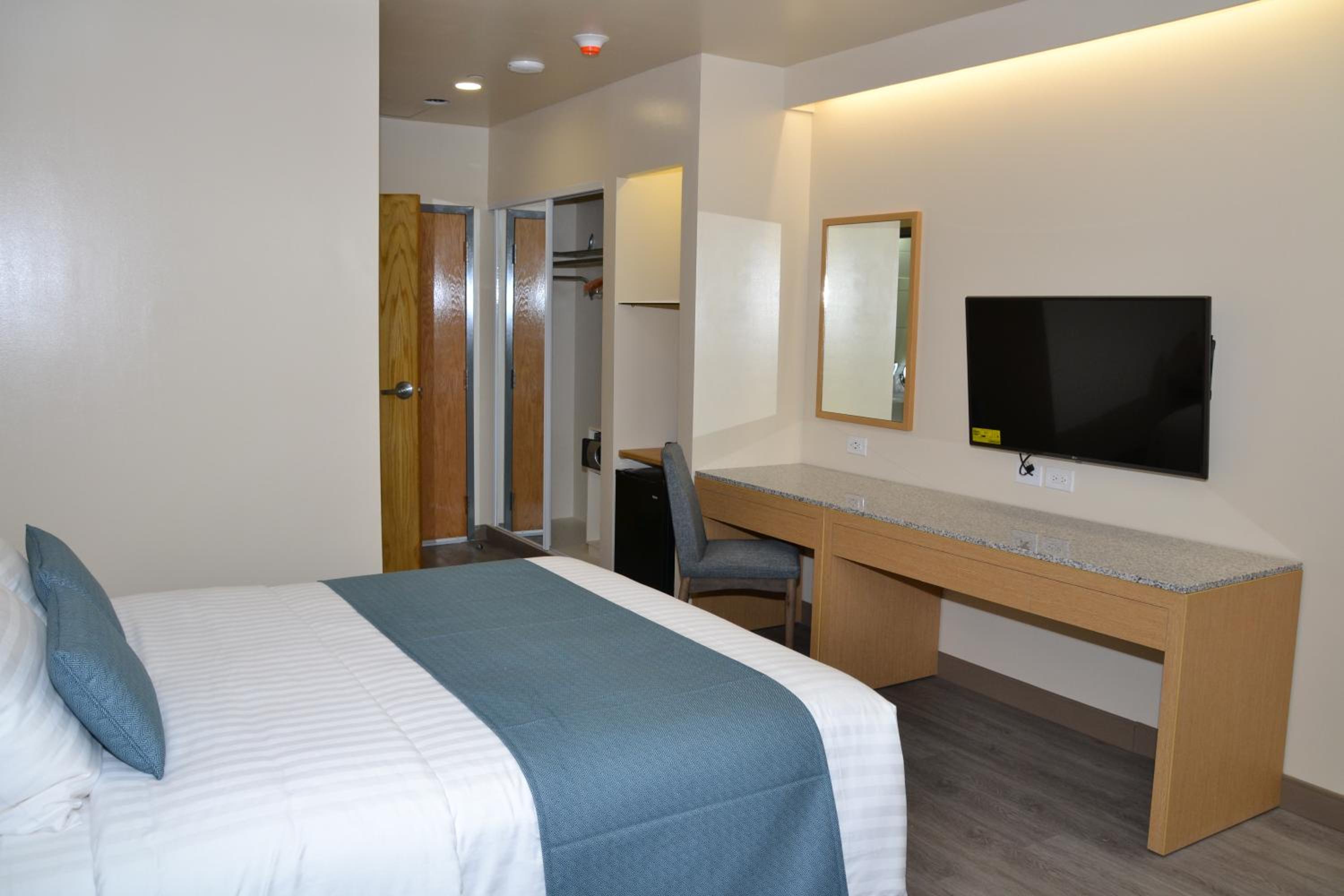 Queen Room with Sea View - Photo 9