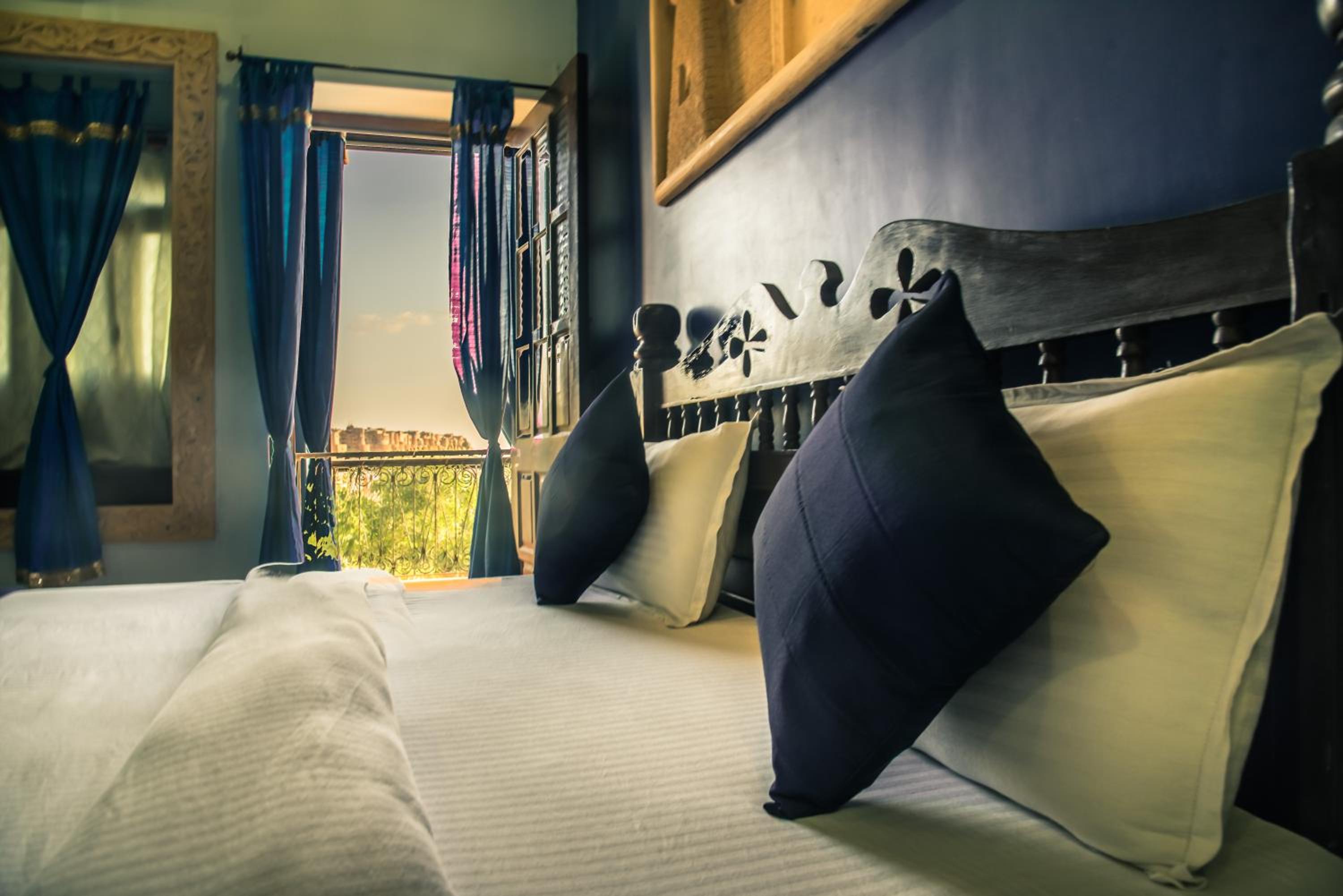 King Room with Balcony - Photo 3