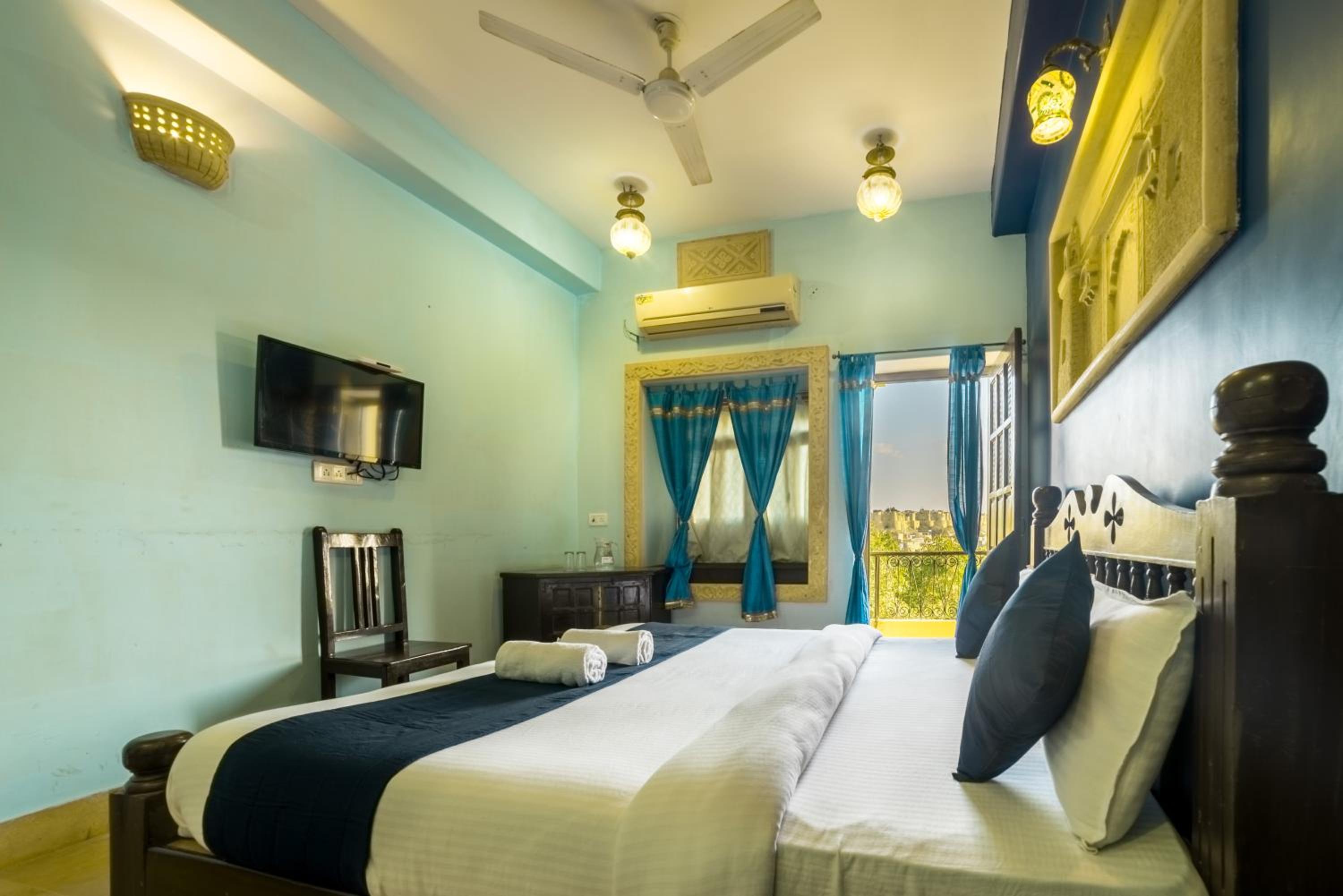 King Room with Balcony - Photo 2