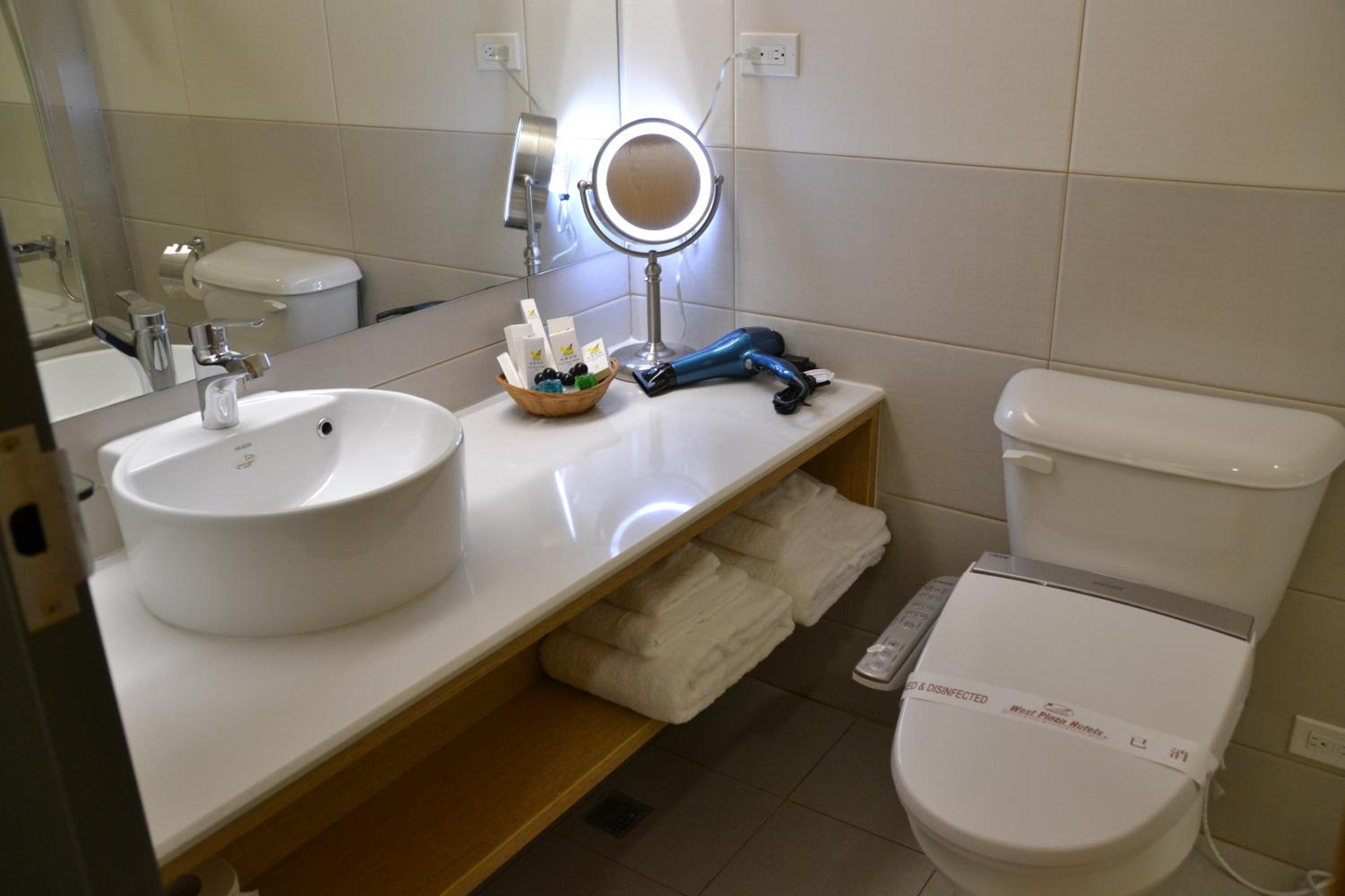 Deluxe Double or Twin Room with Balcony - Photo 8