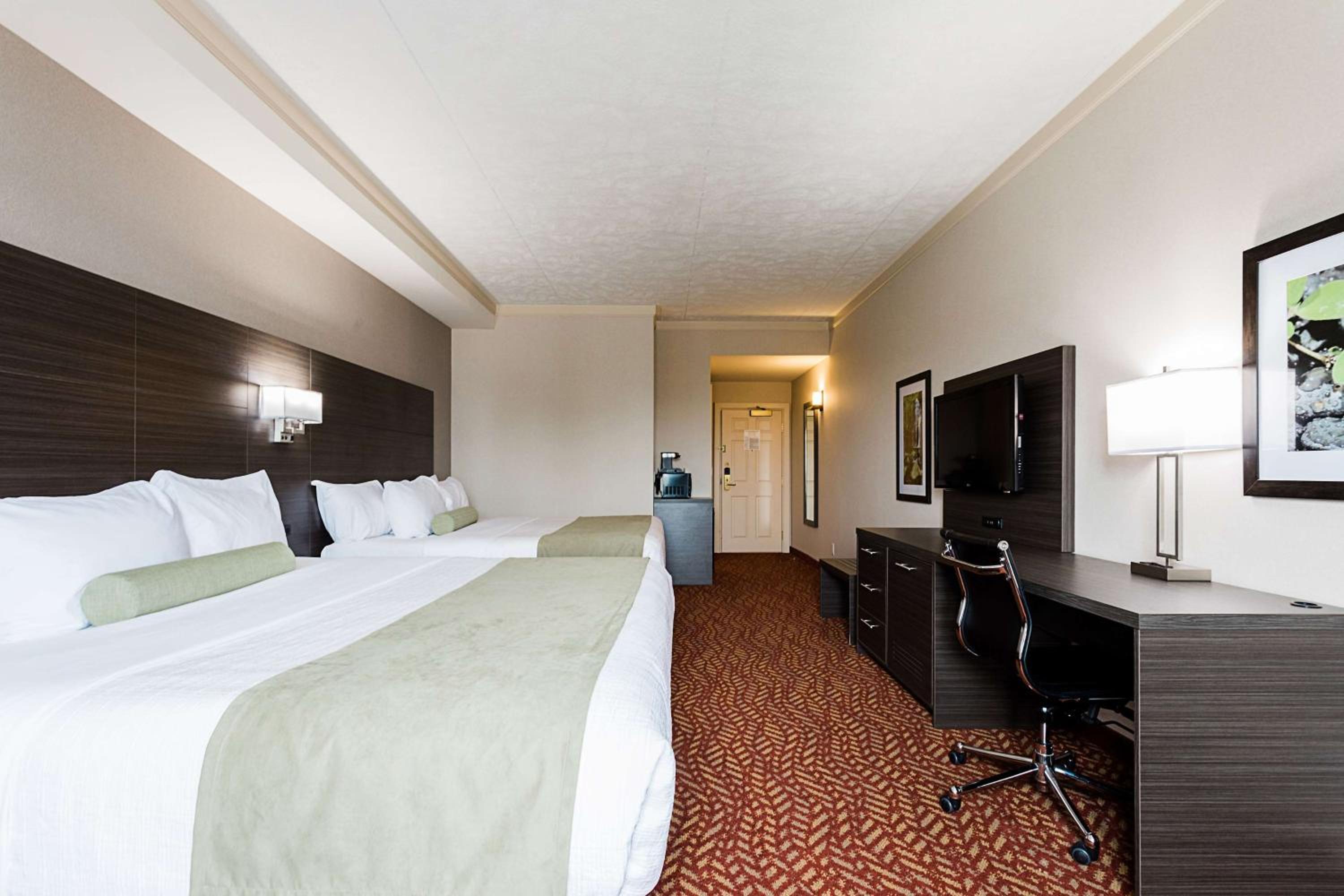 King Suite with Two King Beds, Tower and Bay View - Non-Smoking photo 3