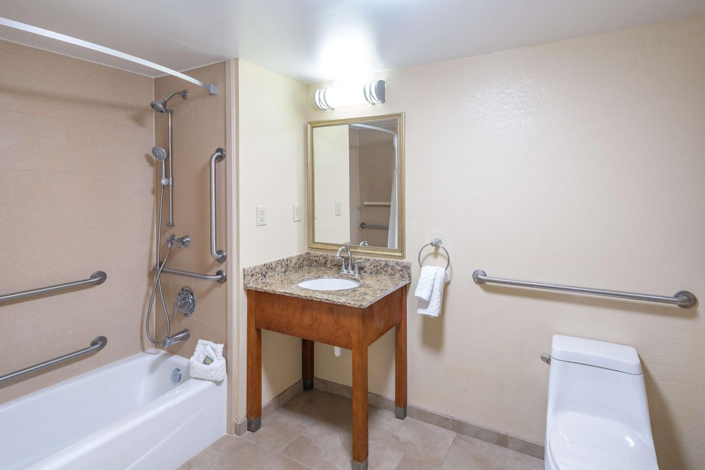 King Room with Bath Tub - Disability Access/Non-Smoking  - Photo 7