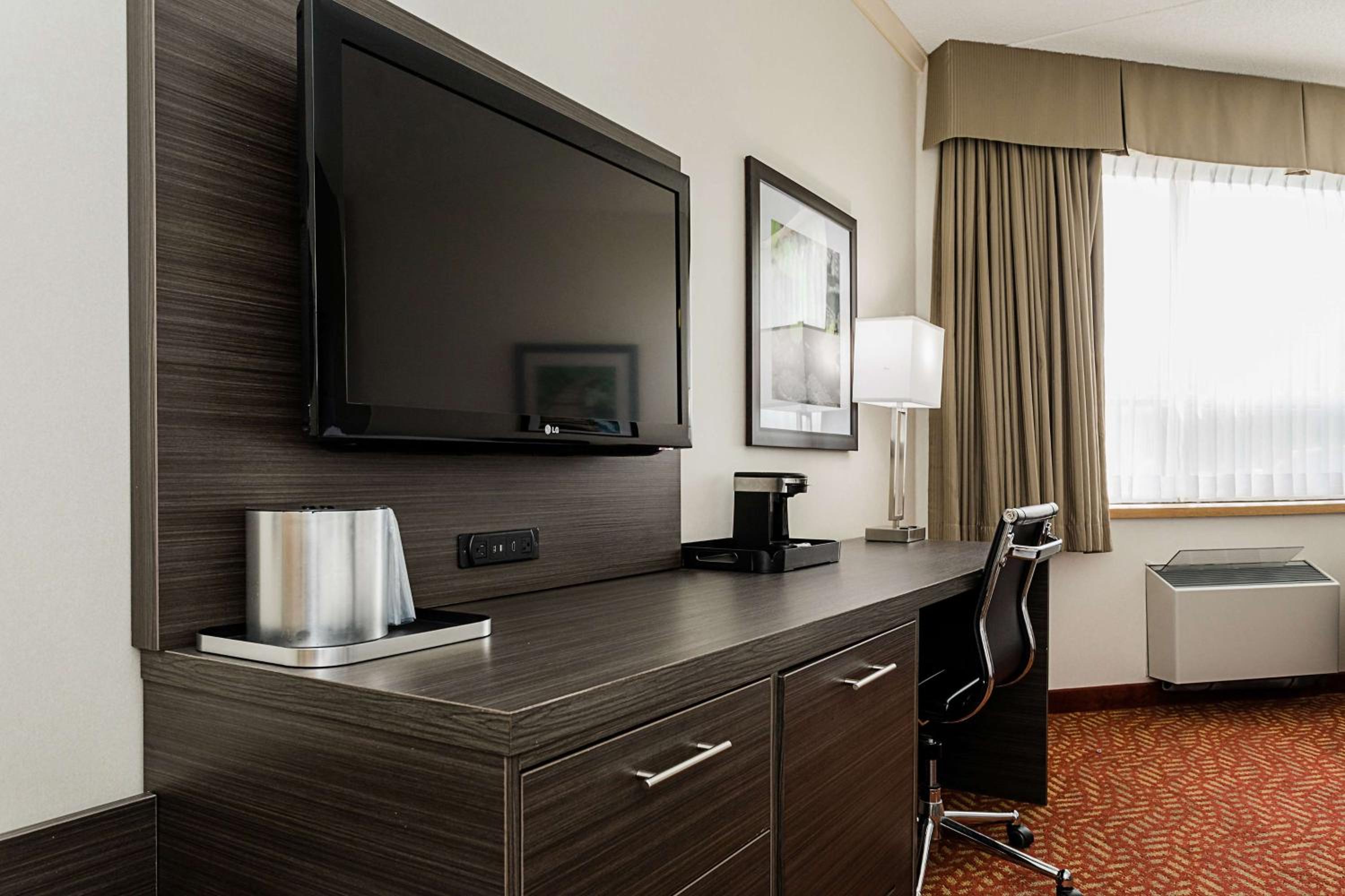 Queen Room with Two Queen Beds - Pet Friendly/Ground Floor/Non-Smoking photo 3