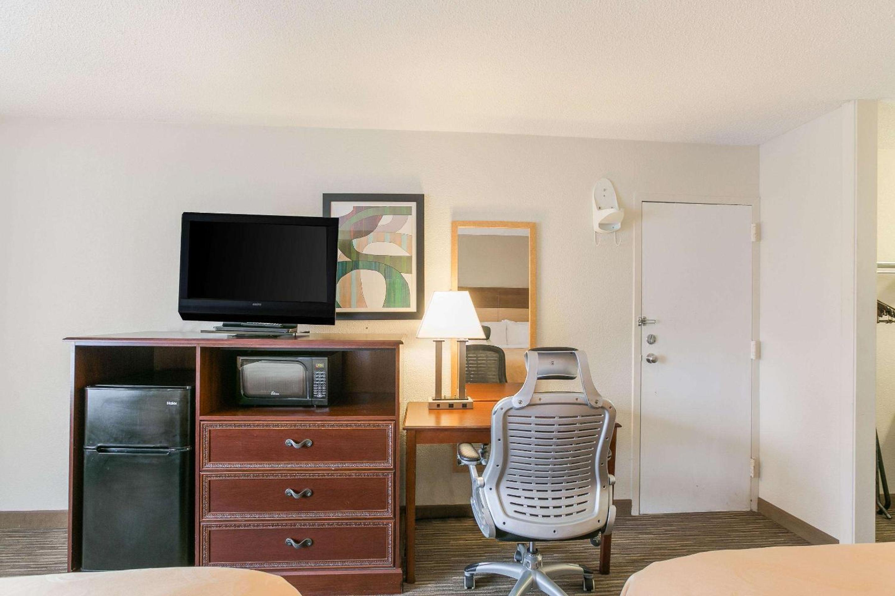 Queen Room with Two Queen Beds - Non-Smoking - Photo 3